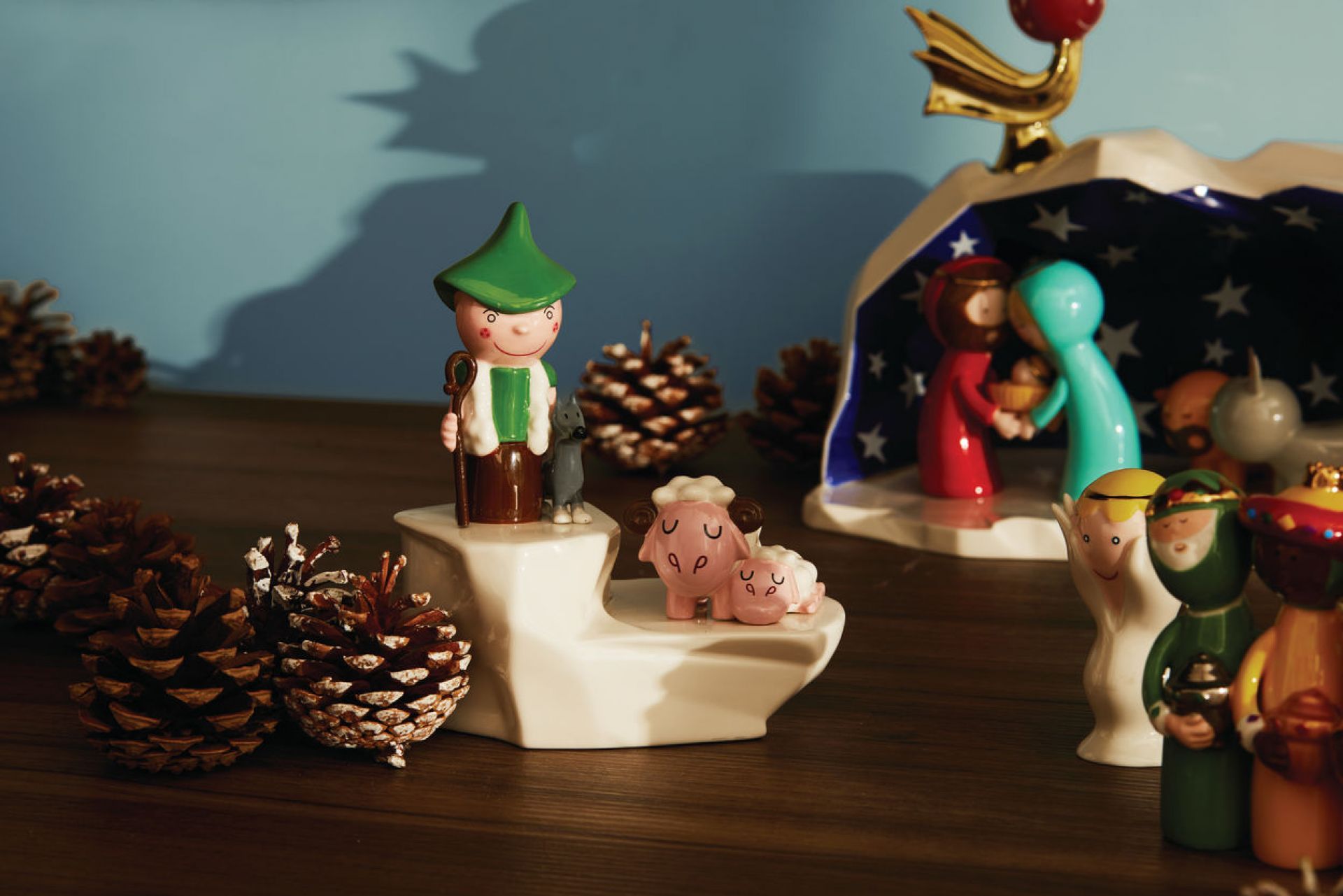 Alessi Pisoletti Porzellanfigur: Weihnachtskrippe mit Hirte, Schafen und den Heiligen Drei Königen. Dekorative Weihnachtsfigur.