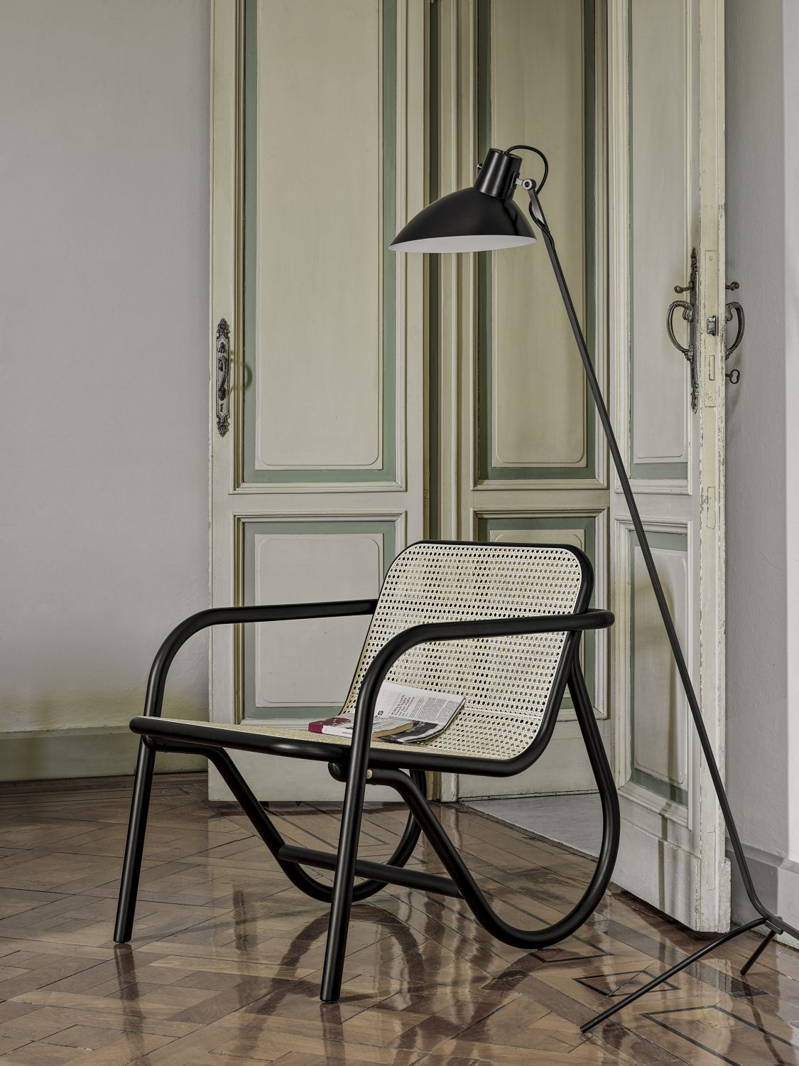 N. 200 Sessel von Wiener GTV Design mit Rohrgeflecht und schwarzem Holzgestell.