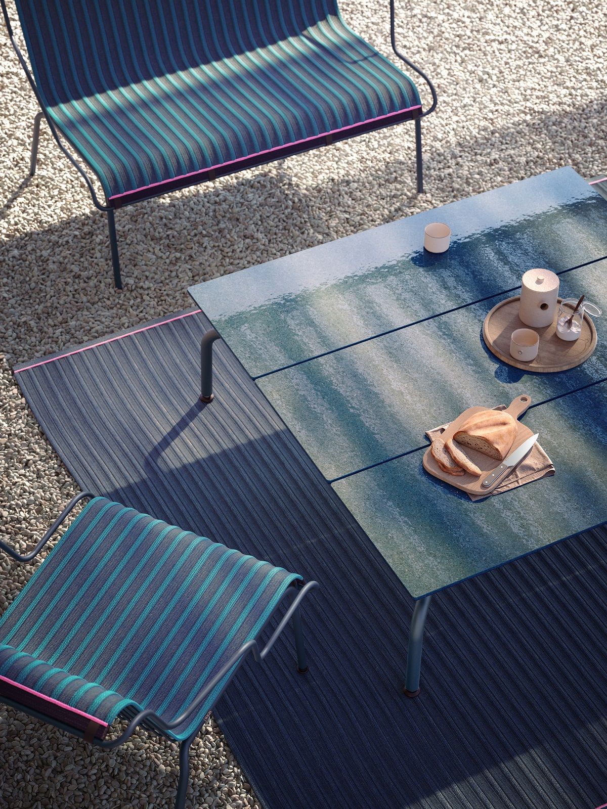 South Outdoor Lounge Armchair Sessel Magis mit Tisch und Brot im Garten.