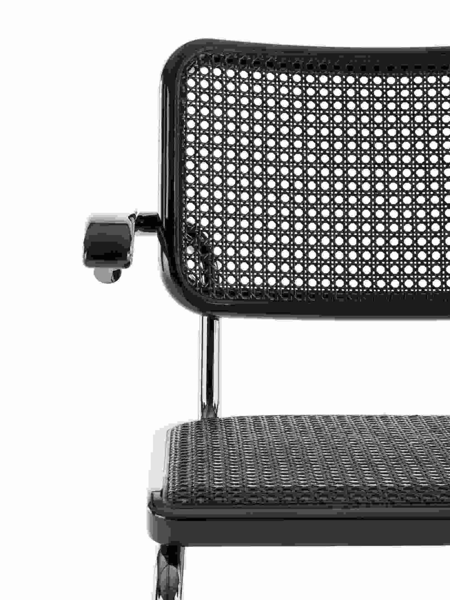 Detailaufnahme des Thonet S 64 V Freischwinger Stuhls mit schwarzem Rahmen und Wiener Geflecht für Sitzfläche und Rückenlehne.