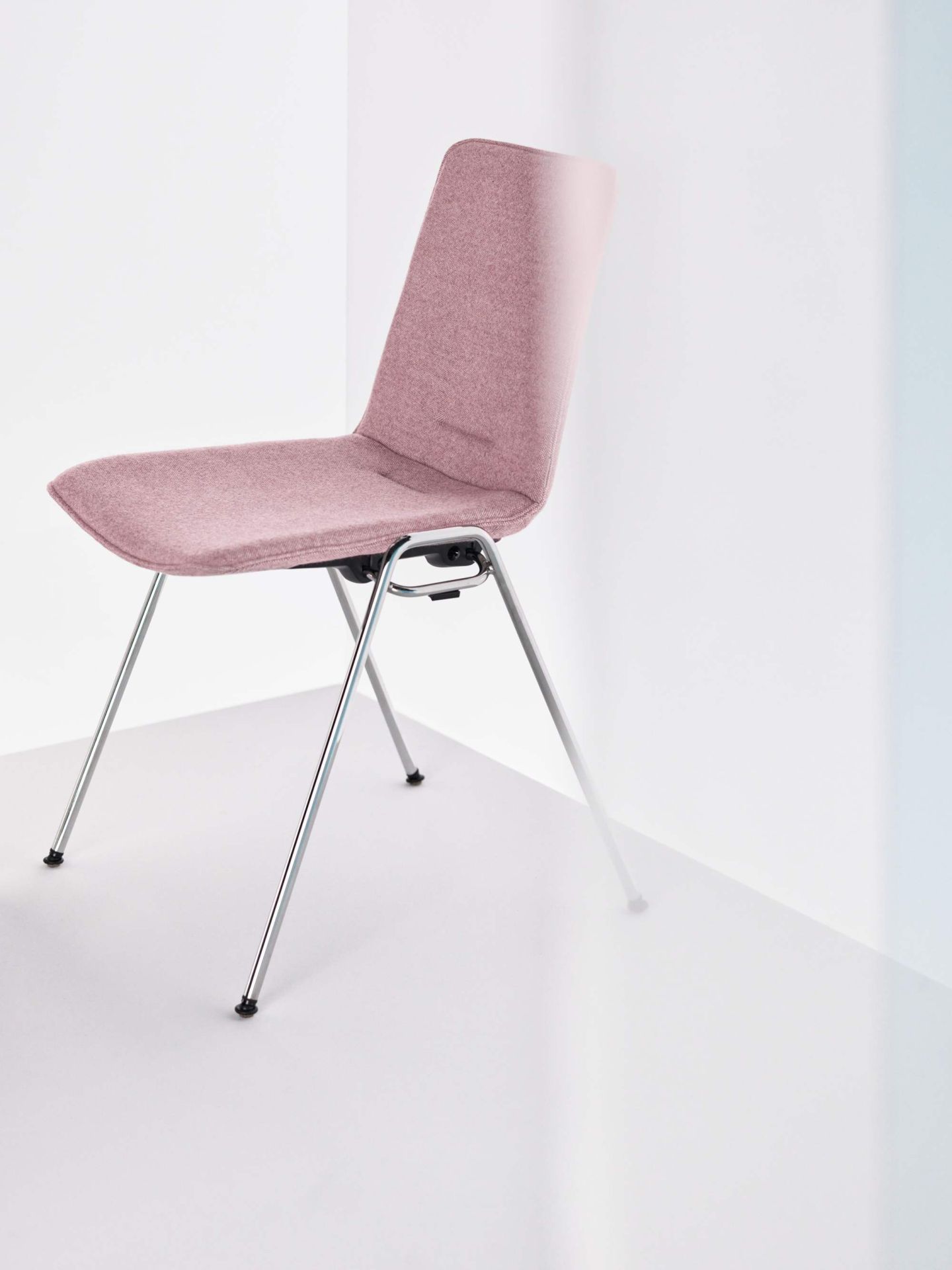 Walter Knoll Yunity Chair 1650, rosafarbener Stoffbezug und verchromtes Metallgestell vor weißem Hintergrund.
