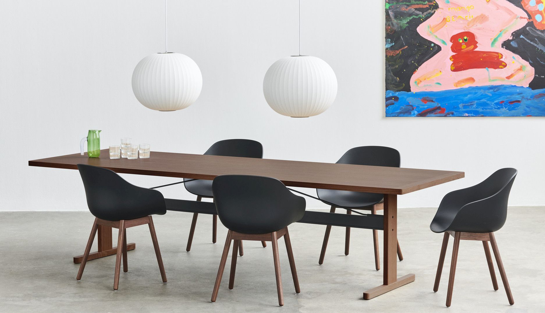 Esstisch mit schwarzen About A Chair AAC 212 Stühlen von Hay und Pendelleuchten.