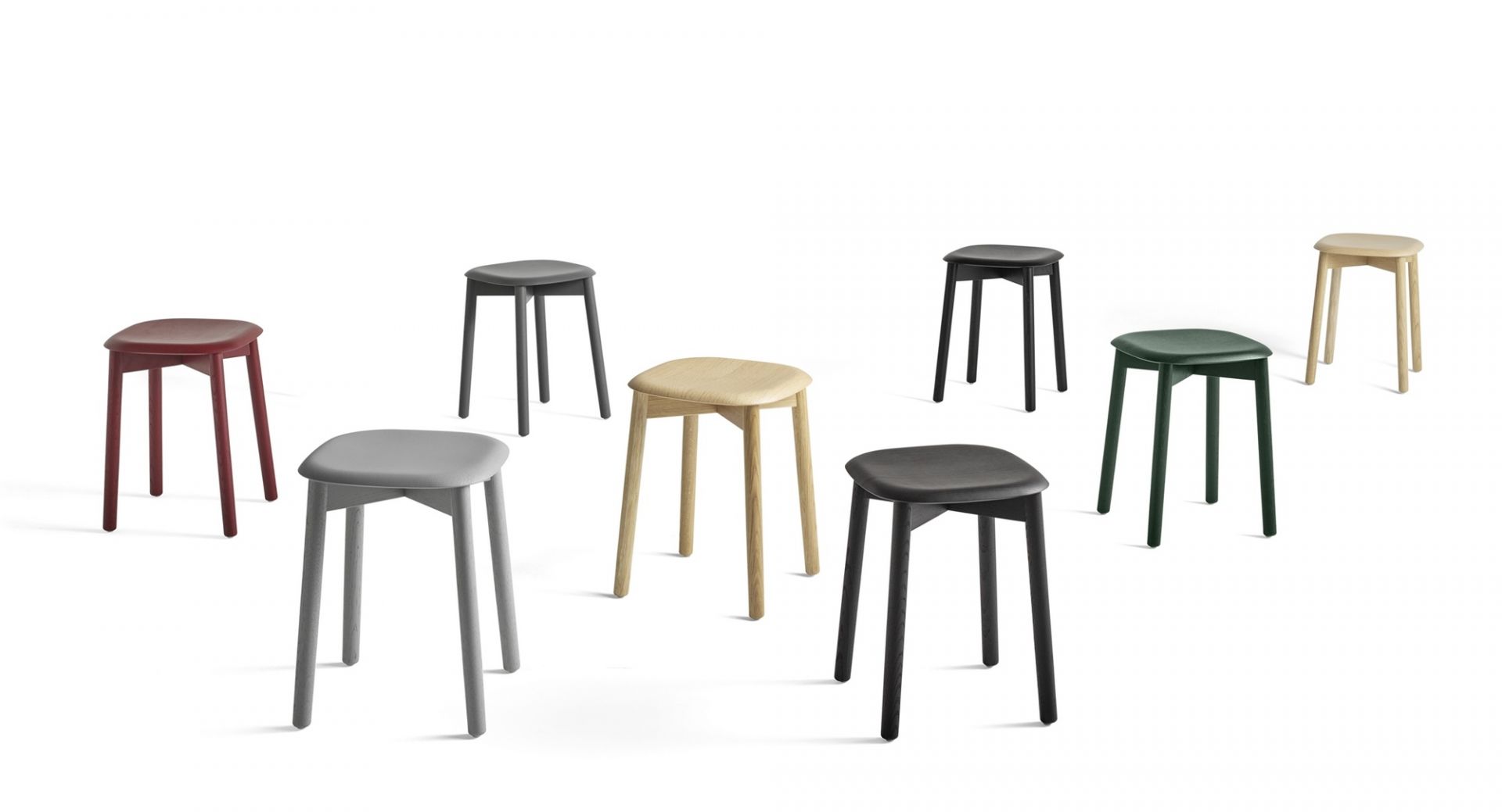 Verschiedenfarbige Hay Soft Edge Hocker 72 aus Holz auf weißem Hintergrund, moderne Sitzmöbel.