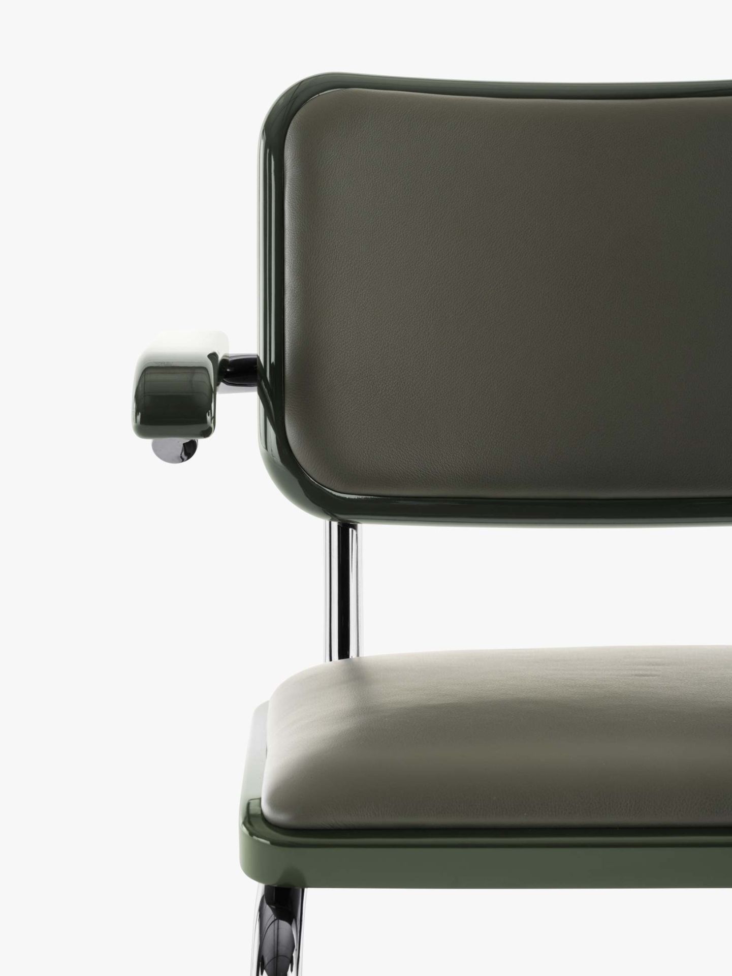 Detailaufnahme des JS. Thonet S 64 P Freischwinger Stuhls in Olivgrün mit verchromtem Stahlrohrgestell und Lederpolsterung.