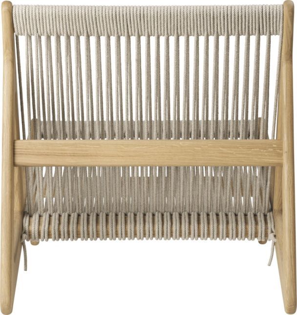 Nahaufnahme des Gubi MR01 Initial Chair Sessels mit Holzrahmen und Seilbespannung. Designermöbel für Wohnzimmer und Lounge.