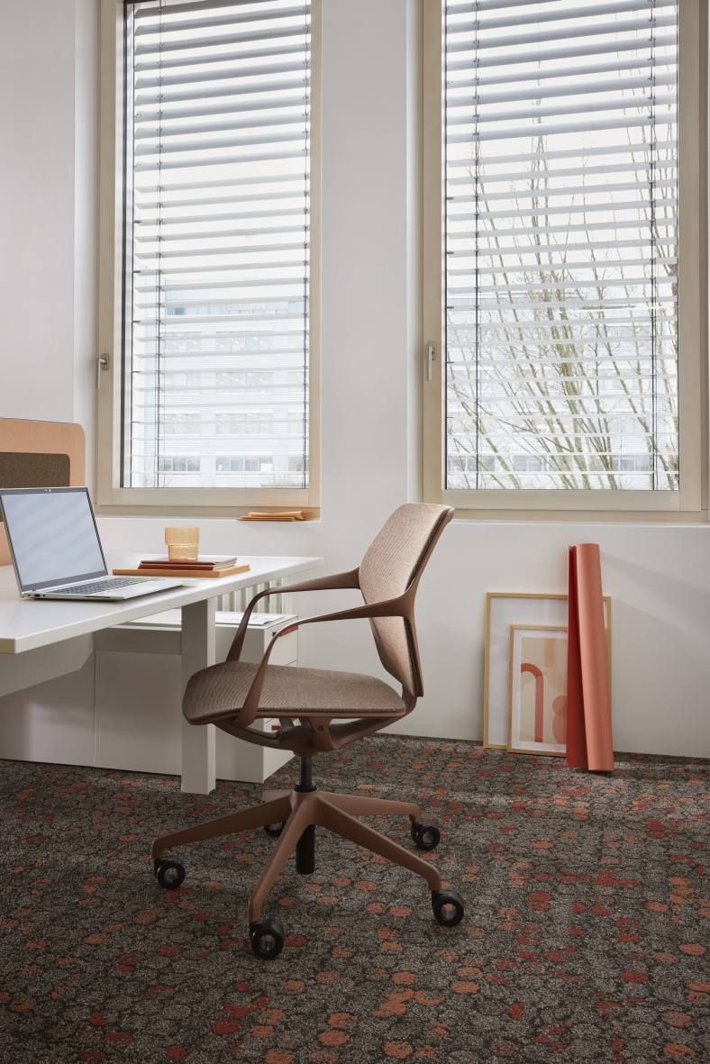 Ray Work 9220 Bürodrehstuhl von Brunner in braun vor Schreibtisch und Fenster mit Jalousien.