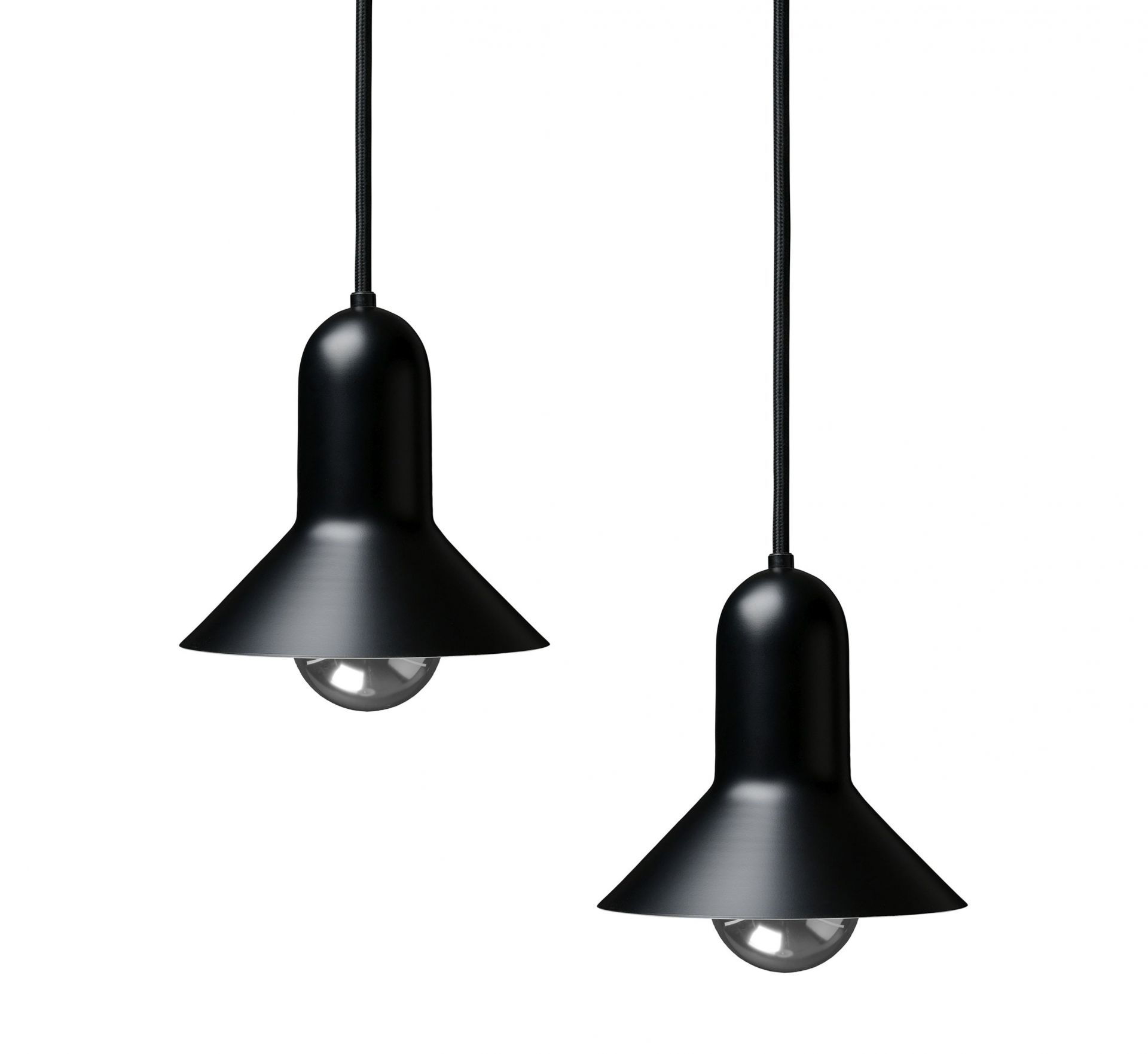 Zwei schwarze Confetti Pendelleuchten von Carl Hansen & Søn mit kegelförmigem Schirm.