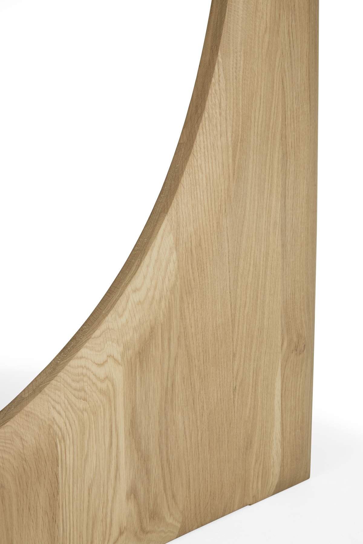 Detailaufnahme der Holzstruktur des Ethnicraft Geometric Dining Table, runder Esstisch aus Eiche.