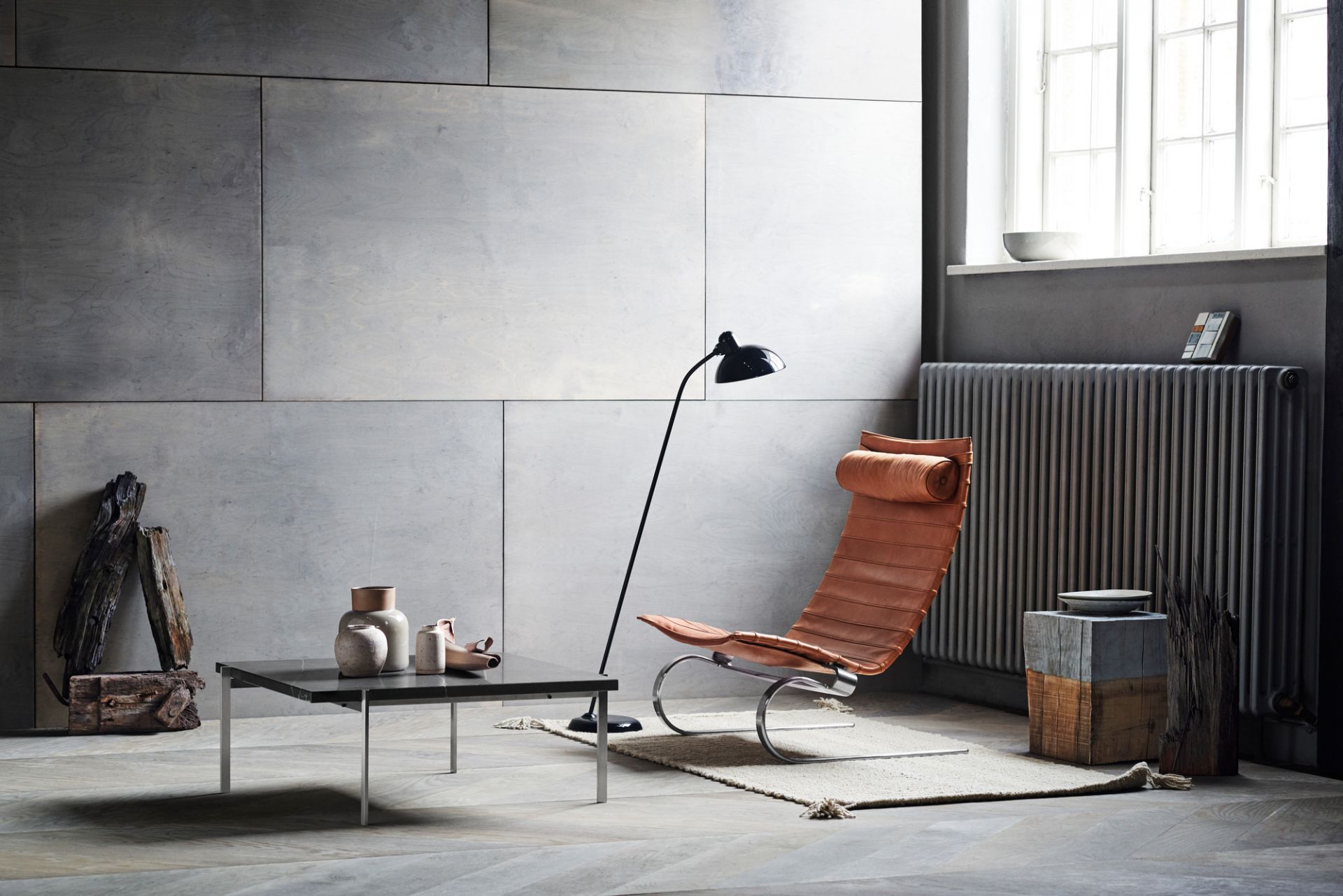 Wohnzimmer mit KAISER idell Stehleuchte 6556 F in Olivegrün von Fritz Hansen.