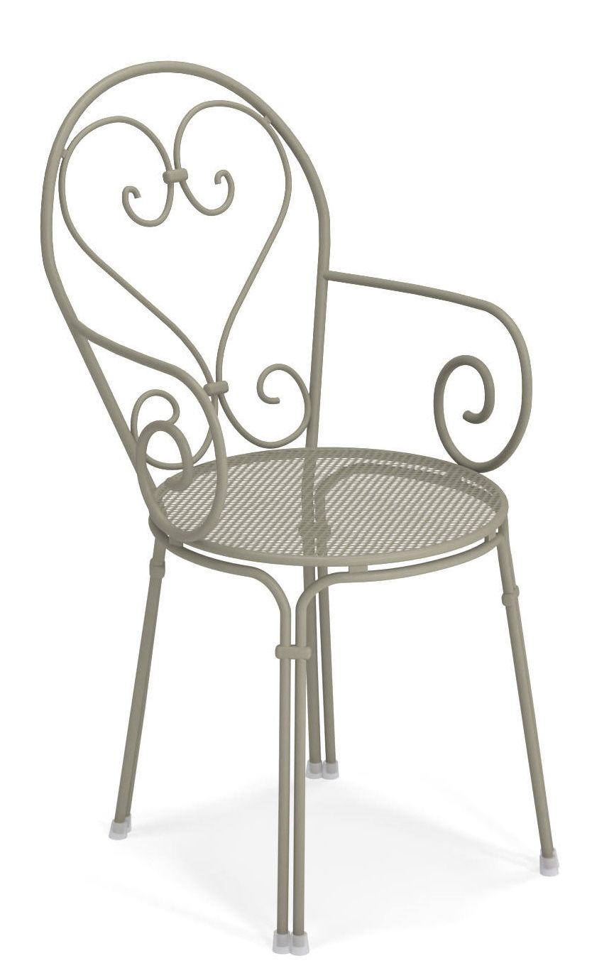 Pigalle Stuhl Outdoor Emu: Detailansicht des beigen Gartenstuhls aus Metall mit Armlehnen und Herzdesign.