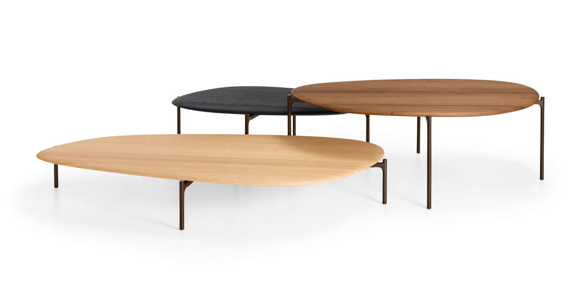 Drei Ishino Wood Table Beistelltische von Walter Knoll in verschiedenen Holzfarben und Höhen.