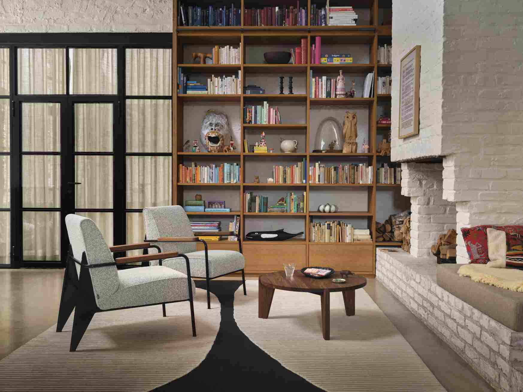 Eames House Whale Skulptur von Vitra aus Esche im Wohnzimmer mit Bücherregal und Kamin.