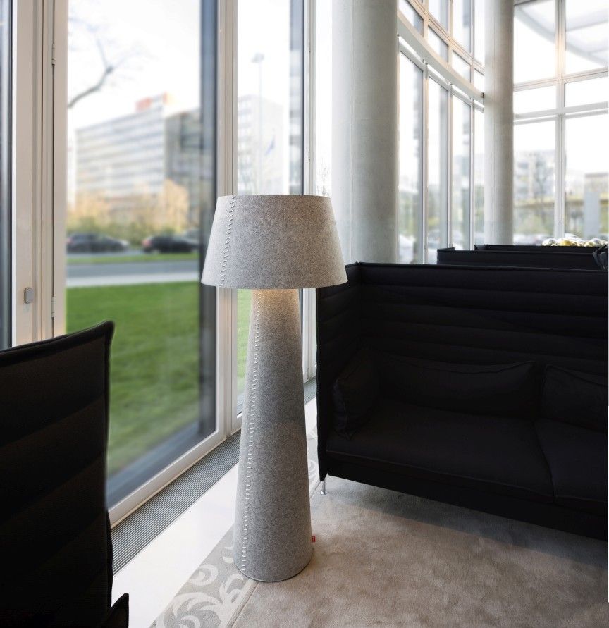 Alice XL Stehleuchte von Moree, moderne Indoor-Lampe aus grauem Filz mit dekorativer Naht.