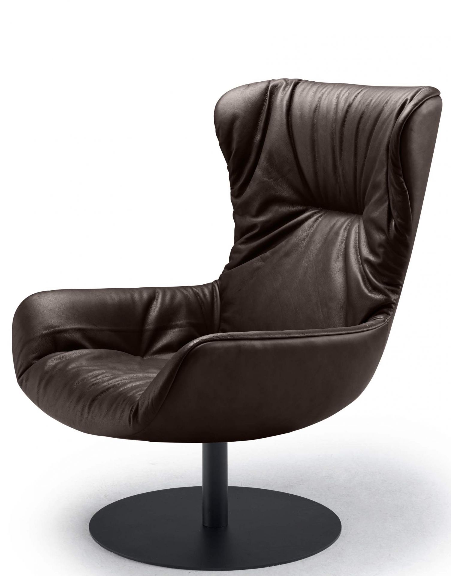 Leya Wingback Sessel von Freifrau Manufaktur, braunes Leder, drehbarer Fuß, moderner Ohrensessel für Wohnzimmer.