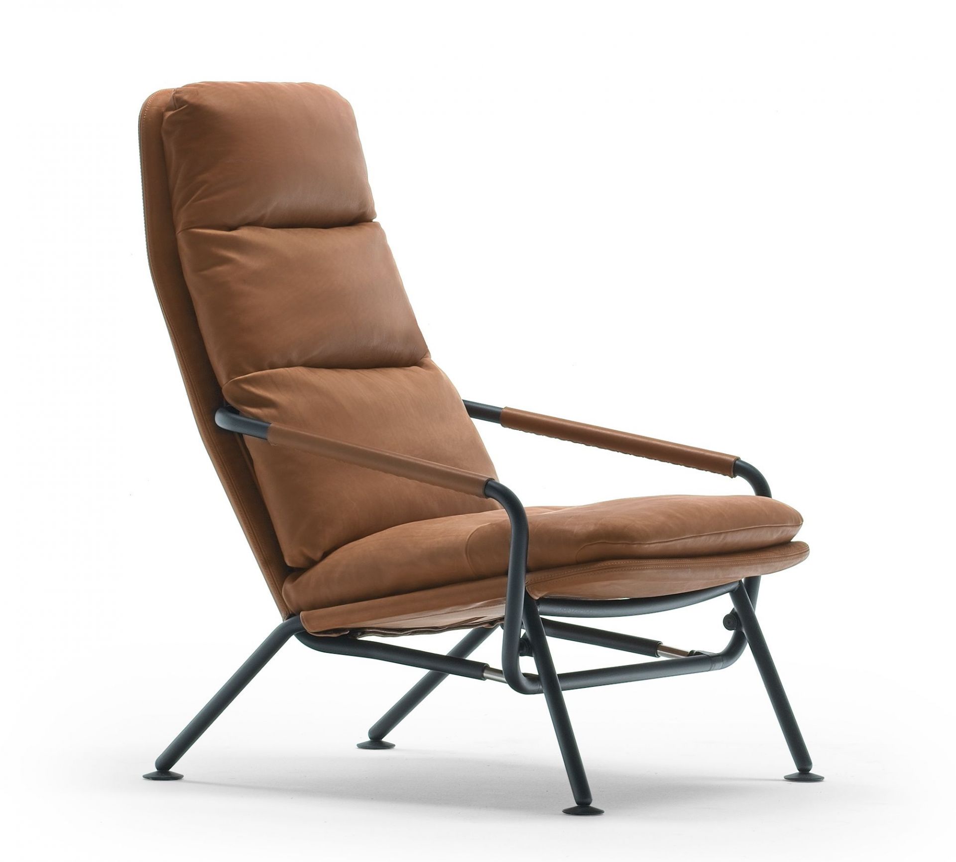 Kontrapunkt Liegesessel von Prostoria: Moderner Sessel mit braunem Lederbezug und schwarzem Metallgestell. Bequemer Lounge Sessel.
