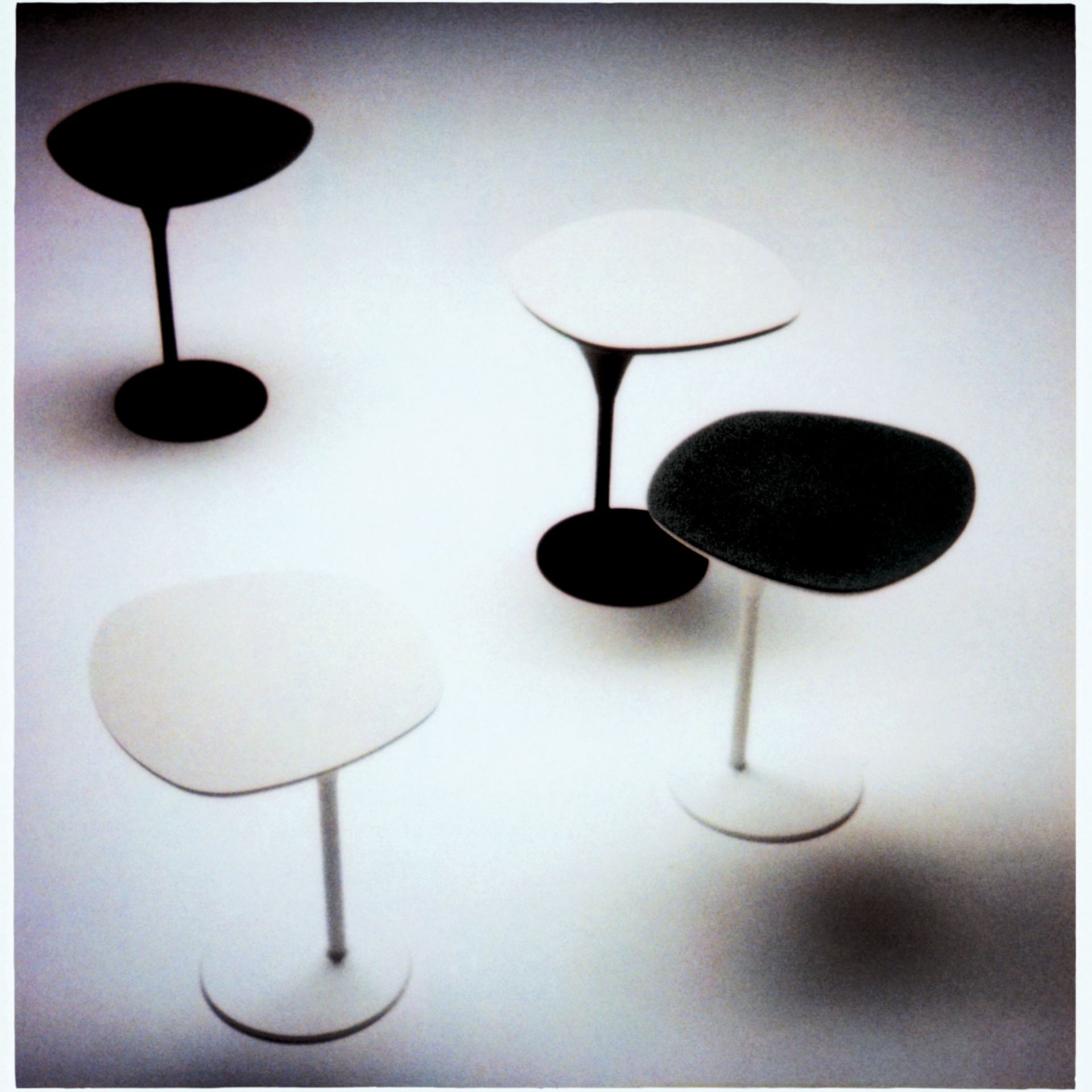 Ansicht von oben: Vier Bloomy Beistelltische von Moroso in Schwarz und Weiß. Moderne Möbel.