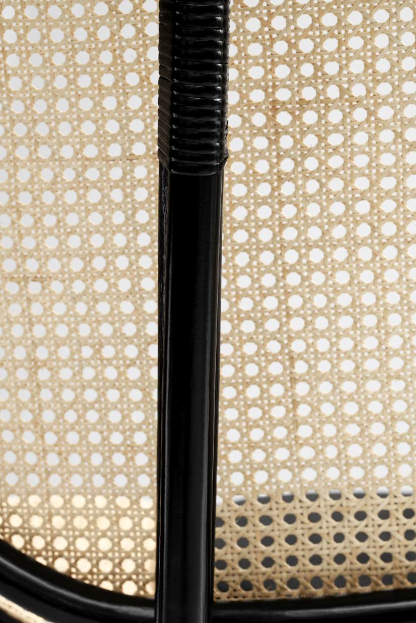 Detailaufnahme des NORR11 Nomad Chair Sessels mit schwarzem Rahmen und Wiener Geflecht.