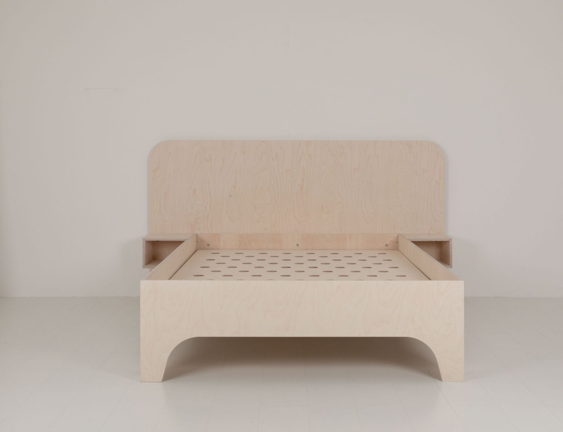 VALENTIN_A Lattenrost aus hellem Holz, modernes Design mit abgerundeten Kanten und integrierten Nachttischen.
