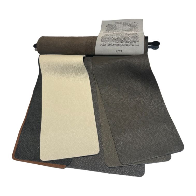 Ledermuster Cor: Farbpalette mit verschiedenen Lederproben in Beige, Grau und Braun für Möbel.