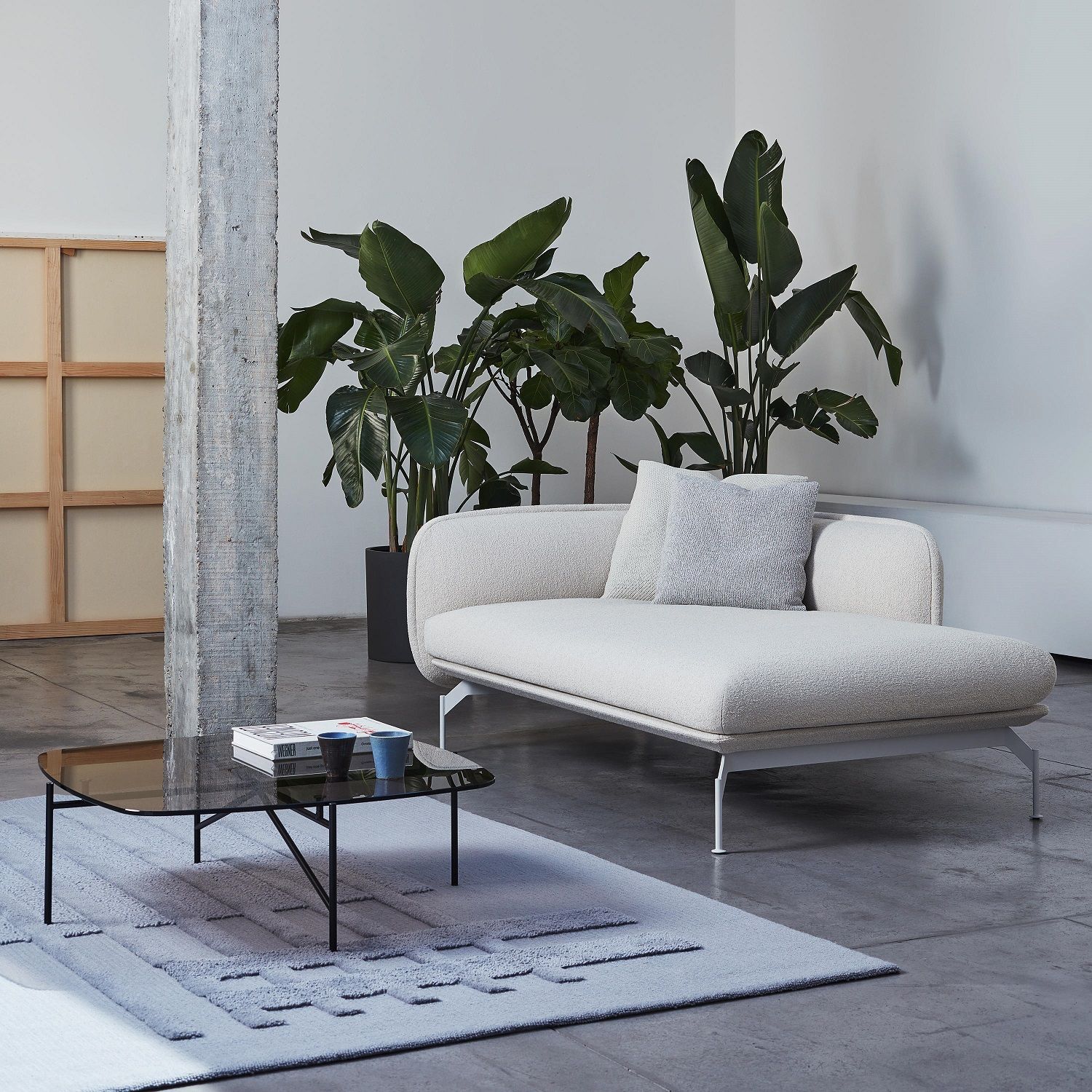 Helles Prostoria Echo Sofa mit Kissen, Couchtisch und Teppich in modernem Wohnraum.