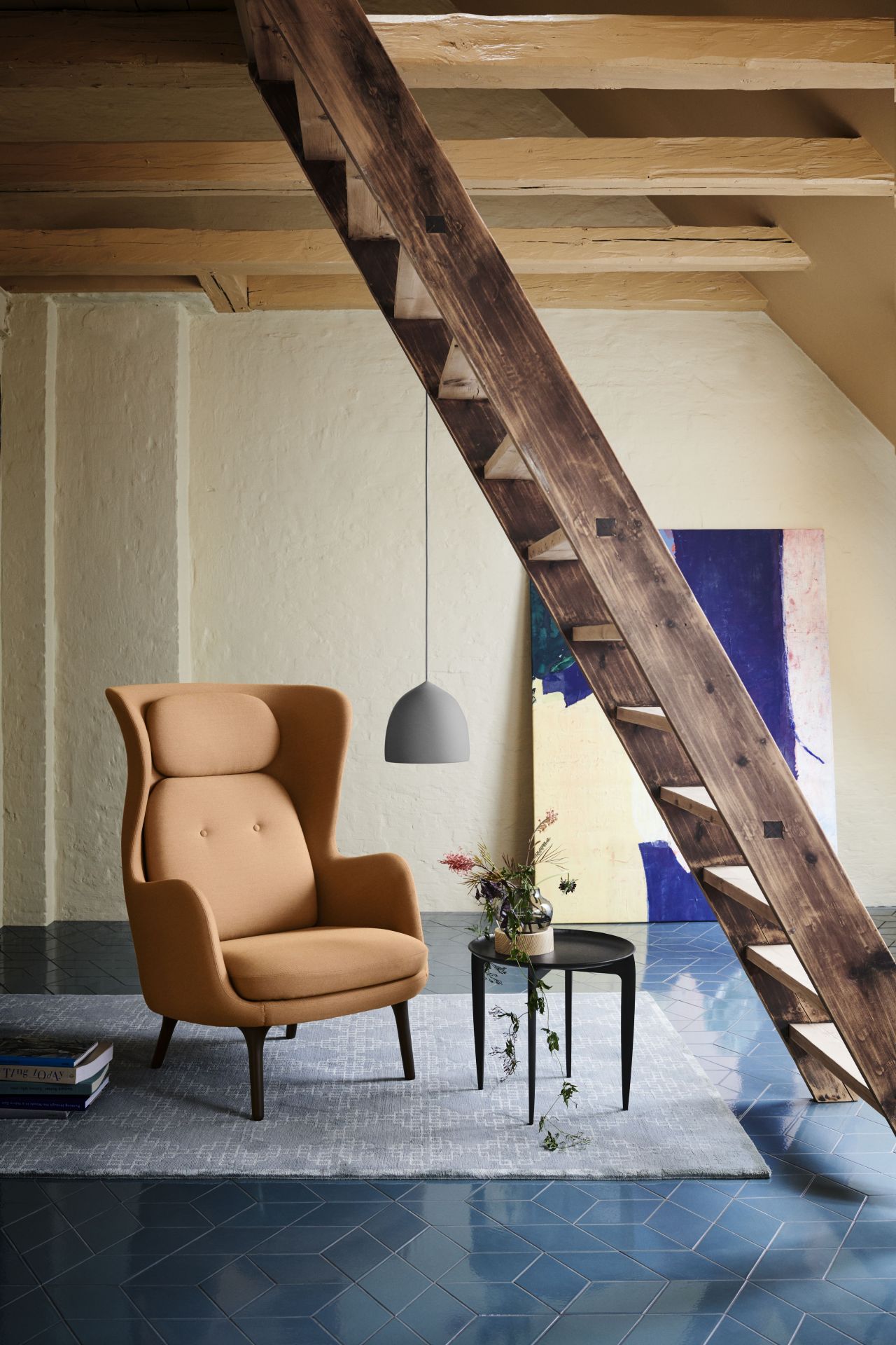 Fritz Hansen Ro Sessel aus Holz, hellbrauner Ohrensessel im Interieur mit Holzbalken und Leiter.