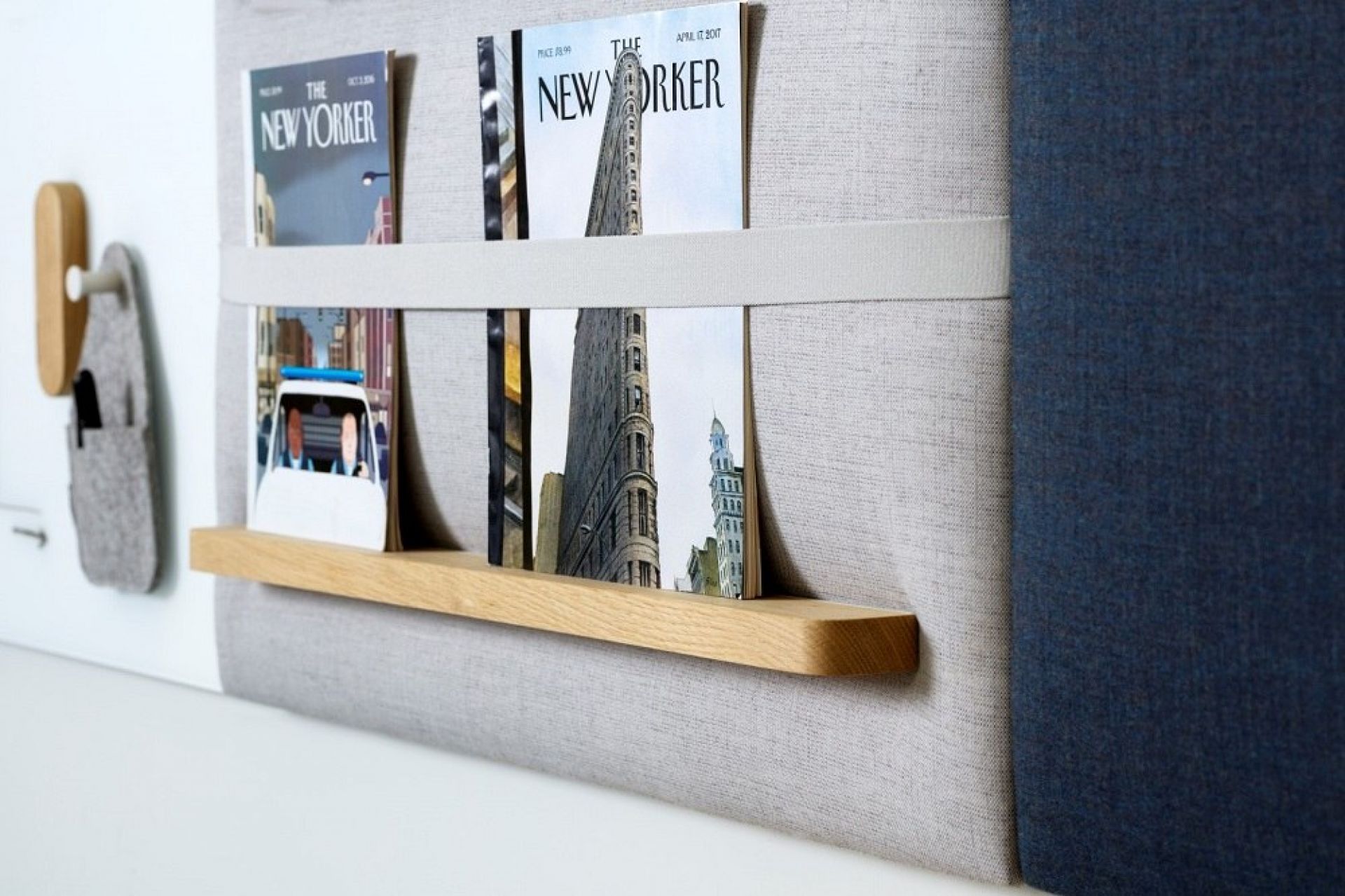 Cascando Pillow Grid Wandpaneel: Pinnwand mit Zeitschriften, Holzregal und Filztasche für Büroorganisation.