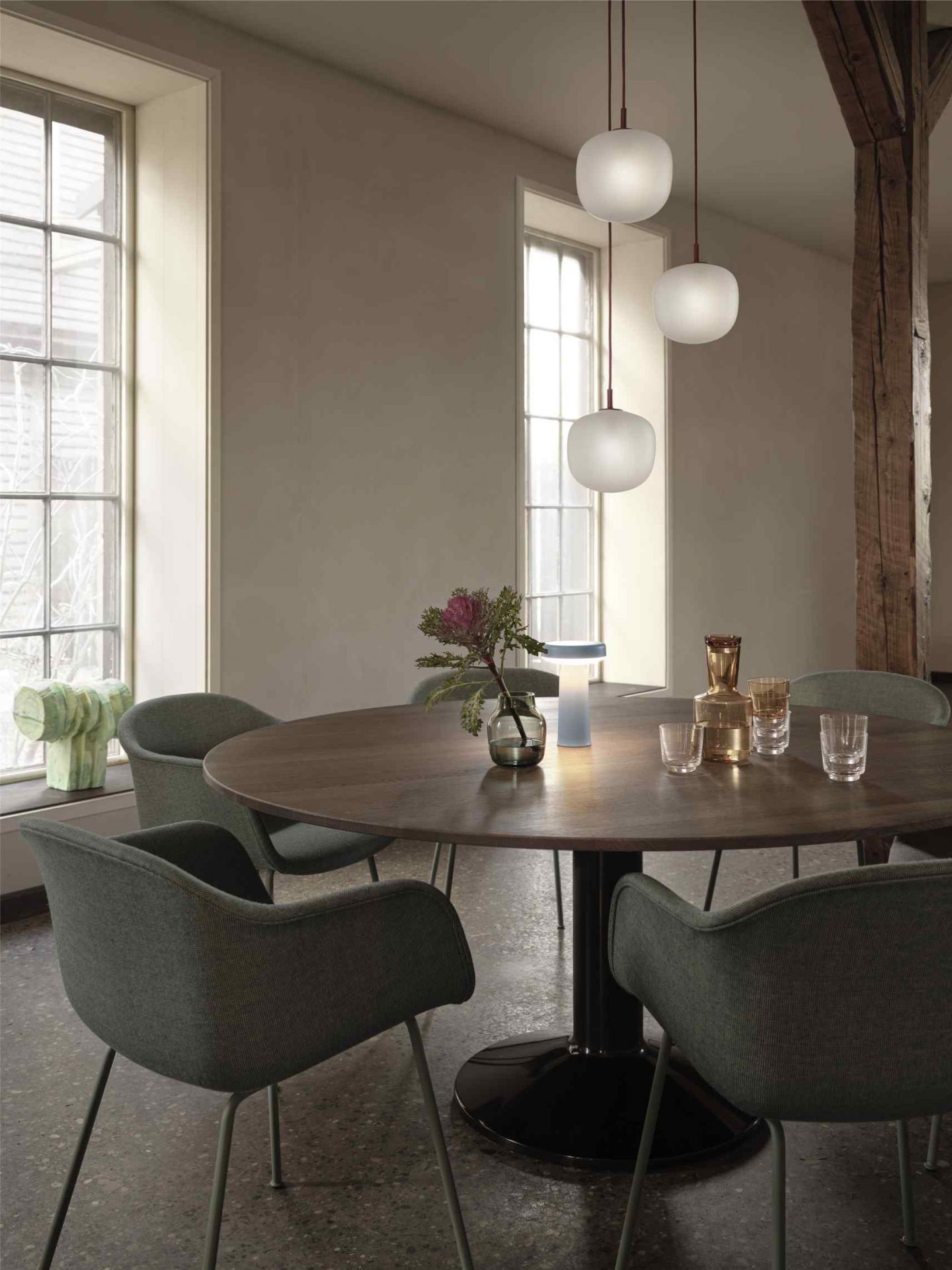 MIDST Table Esstisch von Muuto in einem Esszimmer mit Stühlen, Leuchten und Dekoration.