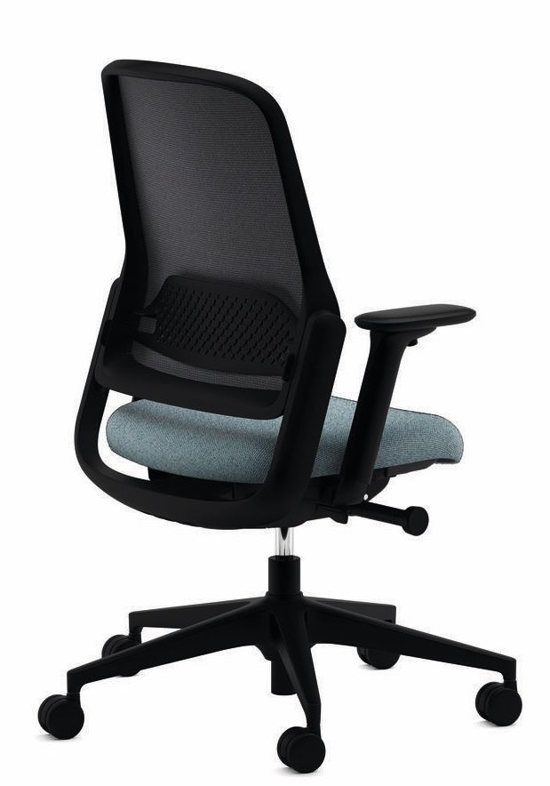 Schwarzer Wilkhahn Drehstuhl 164/7 ME mit atmungsaktiver Netzrückenlehne und hellblauem Sitzpolster, Ansicht von hinten. Ergonomischer Bürostuhl mit Rollen.