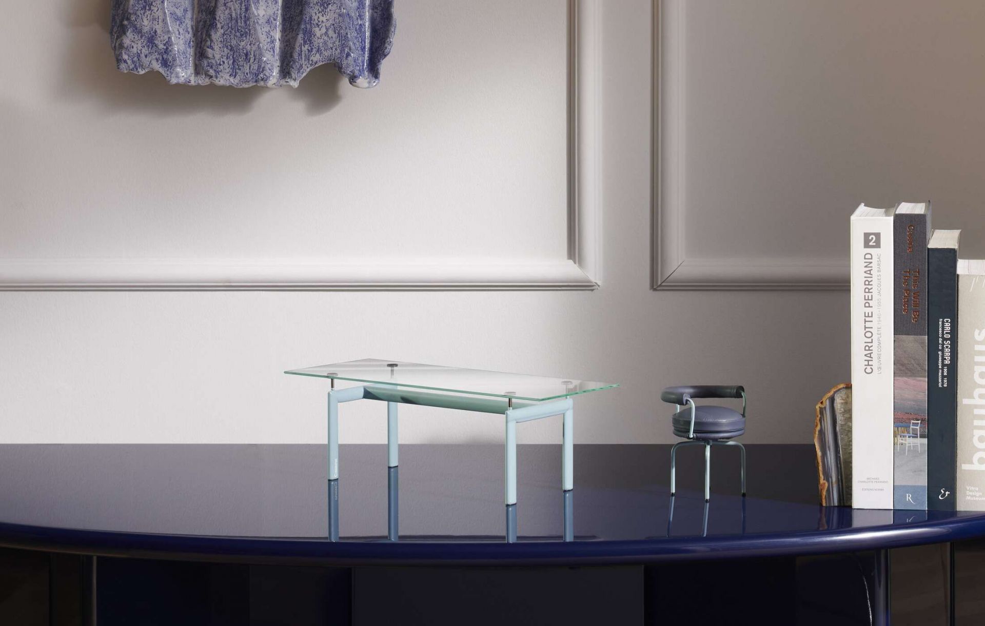 Nahaufnahme des Cassina Le Miniature Drehsessels, ein Designmöbel für stilvolles Wohnen.