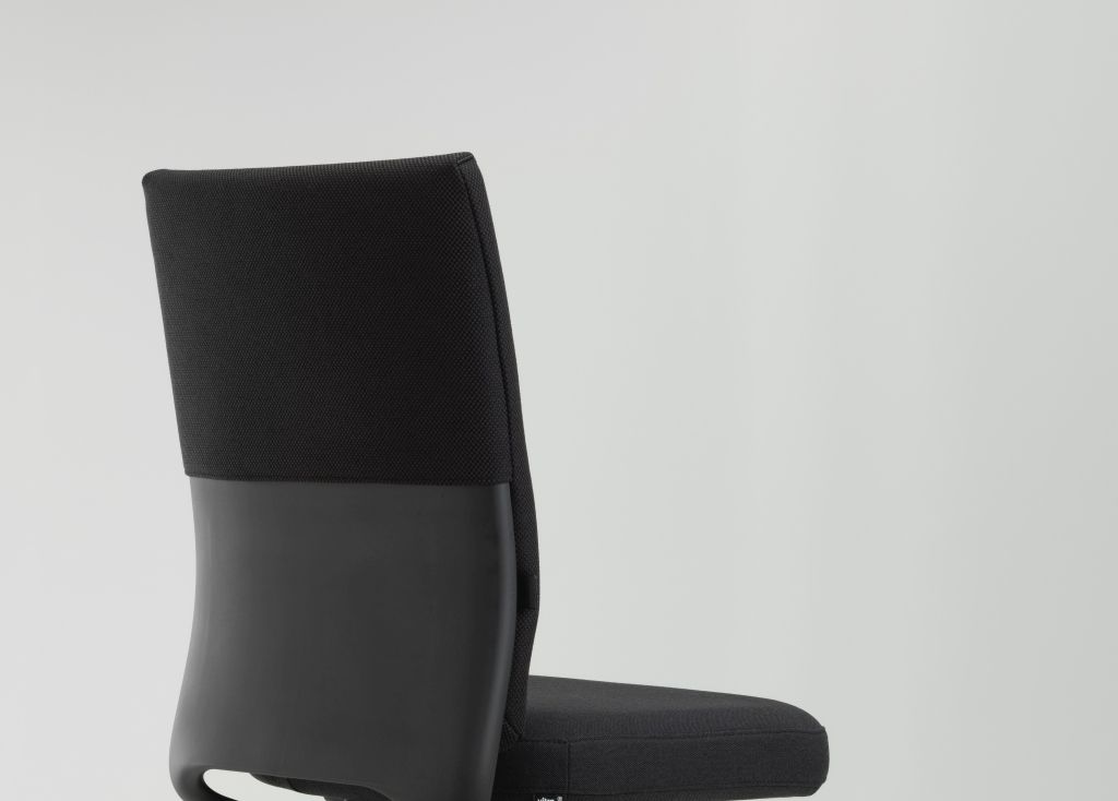 Rückansicht des schwarzen Vitra ID Chair Bürostuhls mit Stoffbezug und ergonomischer Rückenlehne.