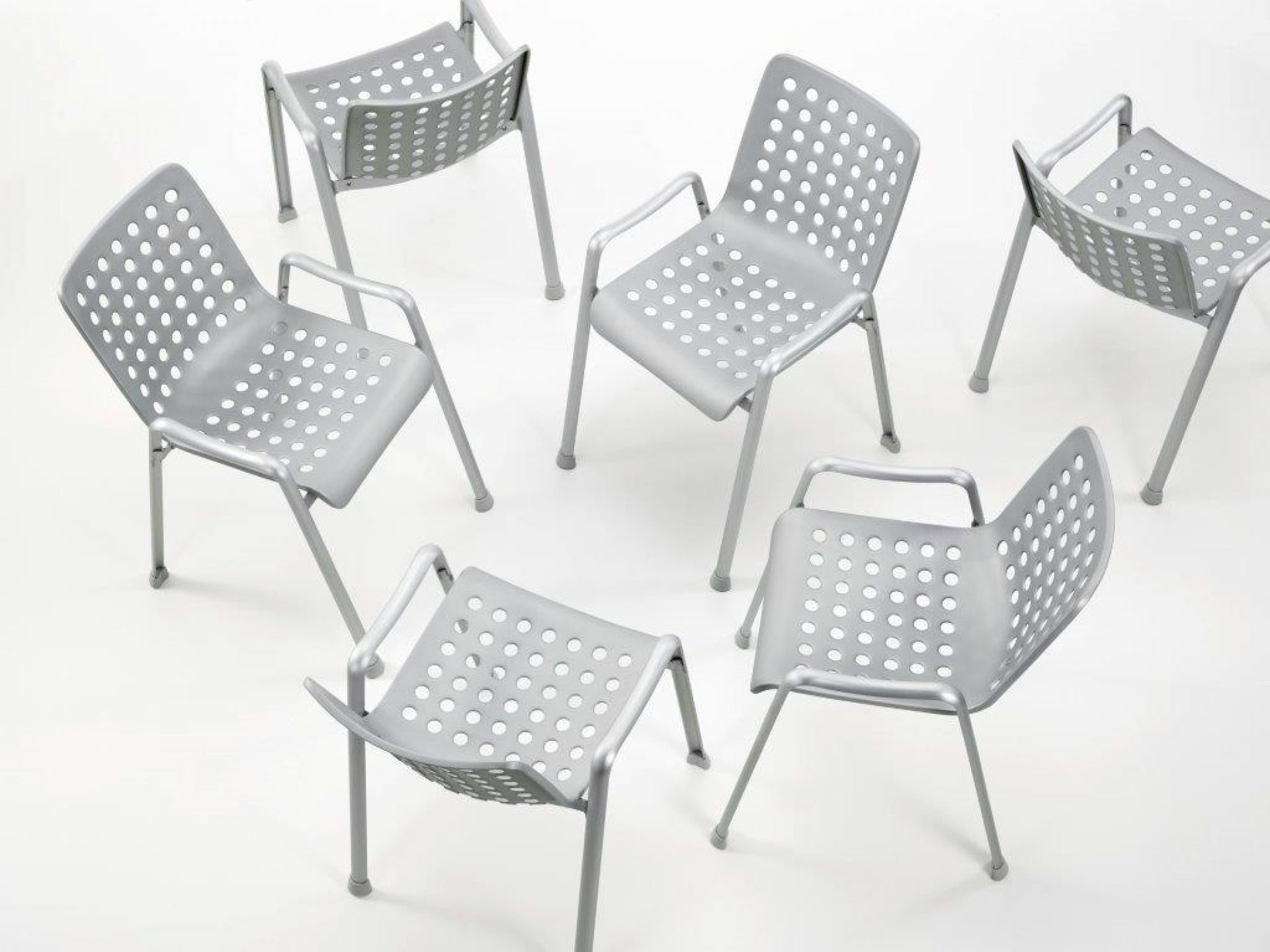 Silberne Landi Stühle von Vitra, Designklassiker mit Armlehnen und Lochmuster, perfekt für Garten und Terrasse.