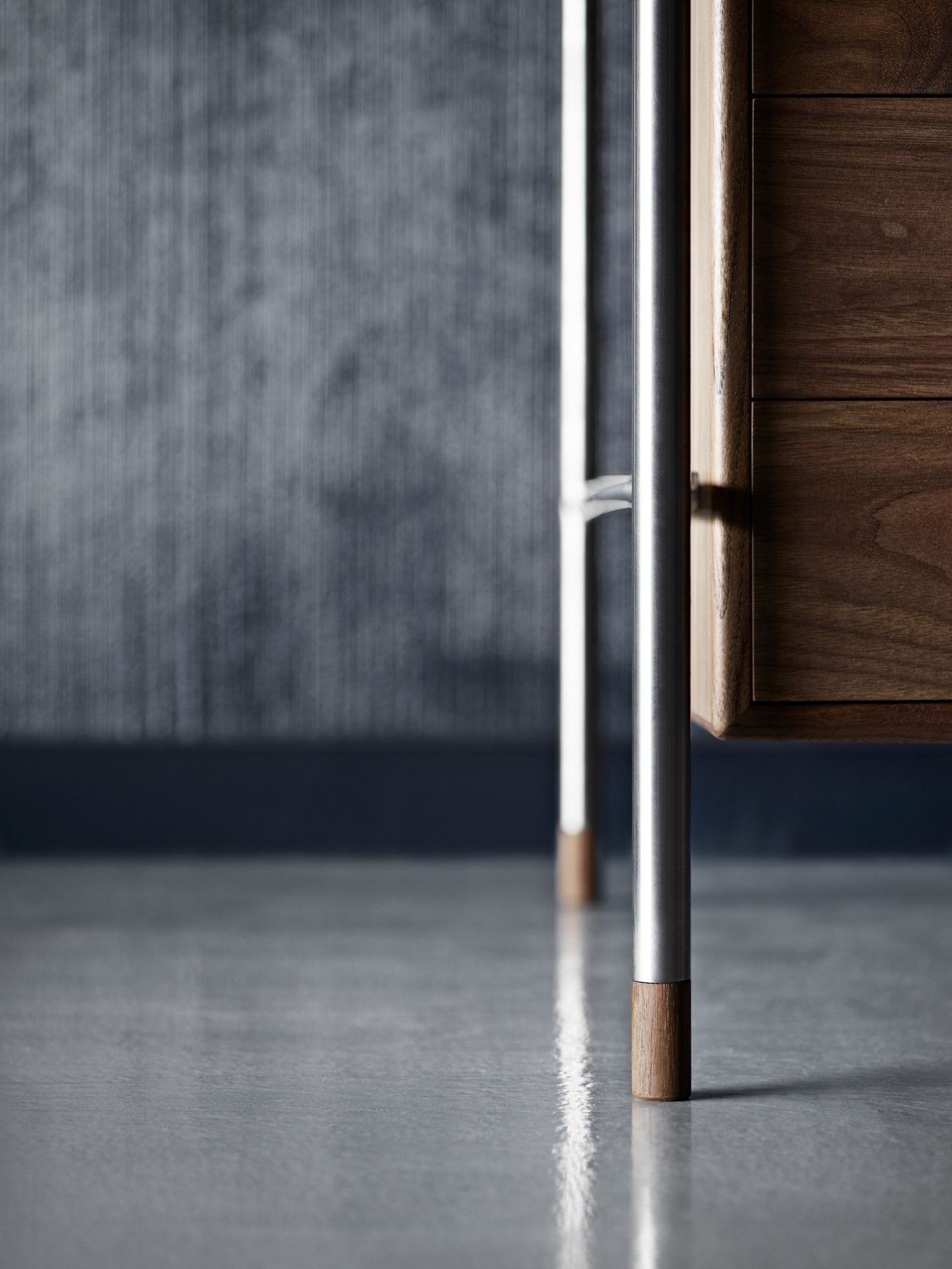 Detailaufnahme: AJ52 Society Table von Carl Hansen & Søn, geölter Walnuss-Schreibtisch mit Stahlbeinen.