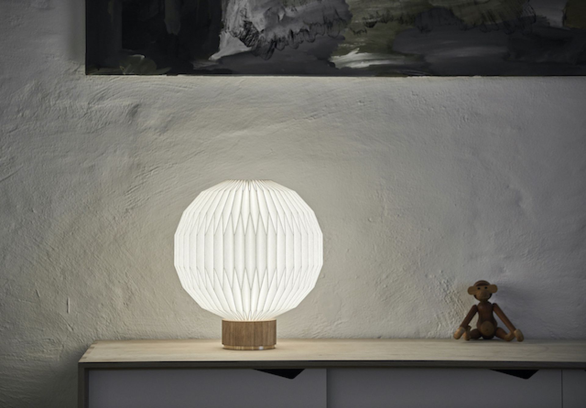 Nahaufnahme der Le Klint Tischleuchte Model 375 mit Eichenfuß, warmes Licht, skandinavisches Design.