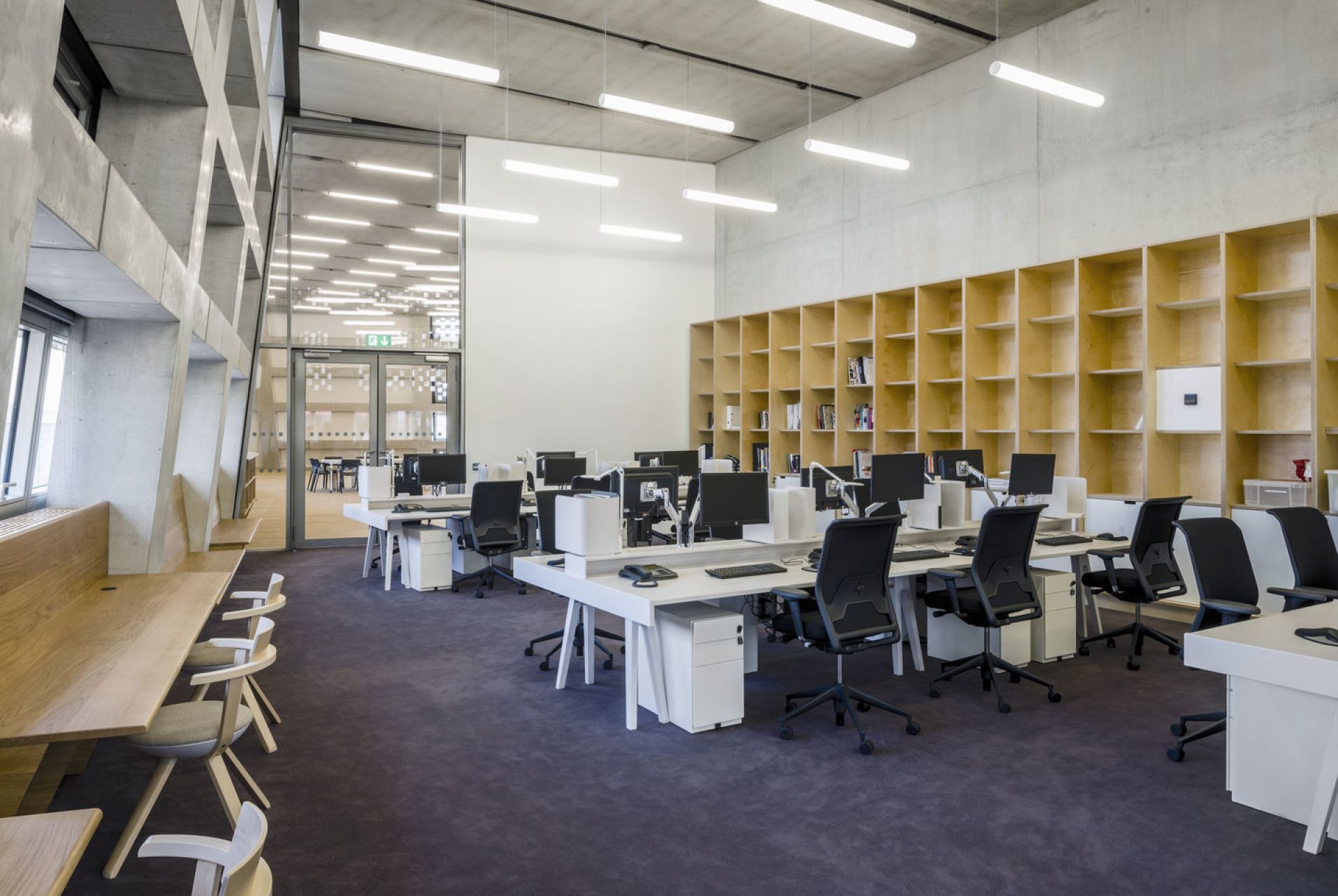 Helles Großraumbüro mit mehreren Vitra ID Mesh Bürodrehstühlen mit Lumbalstütze an weißen Schreibtischen.