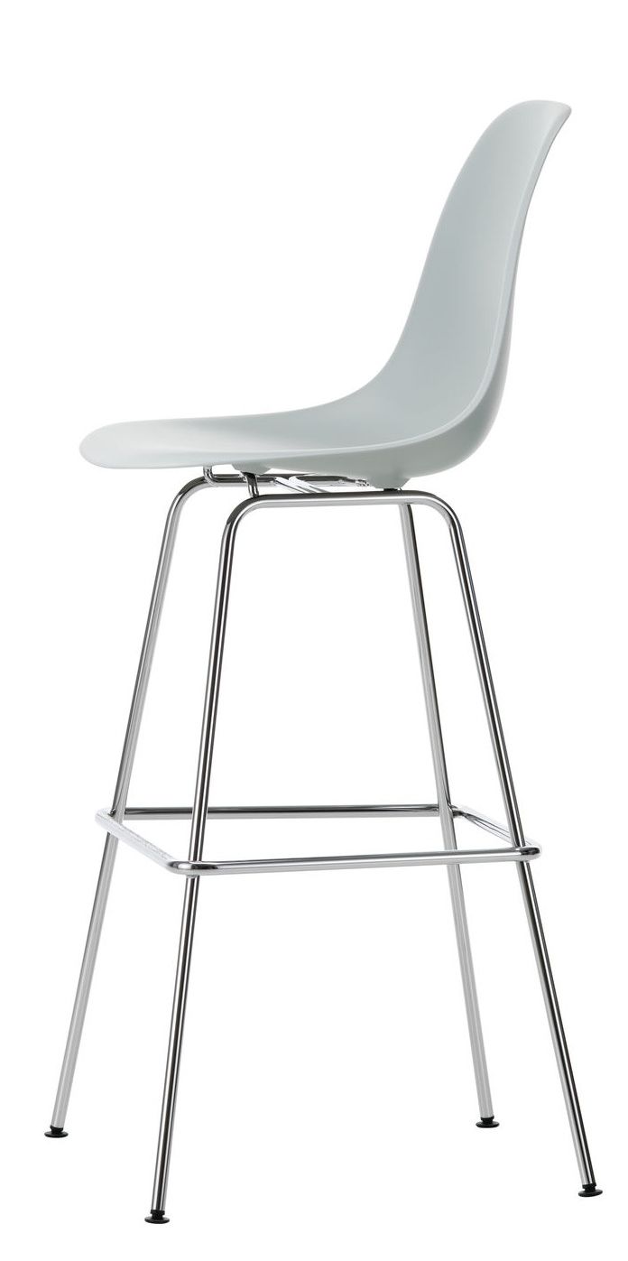 Eames Barhocker von Vitra, hohe Ausführung mit verchromtem Stahlgestell und hellgrauer Sitzschale.