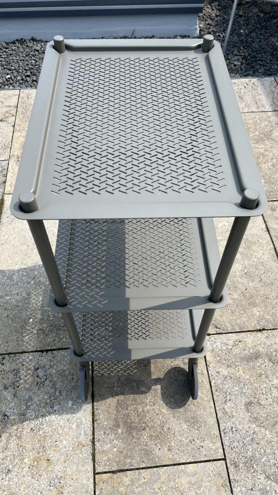 Muuto Flow Trolley Servierwagen in Taupe, dreistöckig mit Rollen, modernes Design für Küche und Wohnbereich.