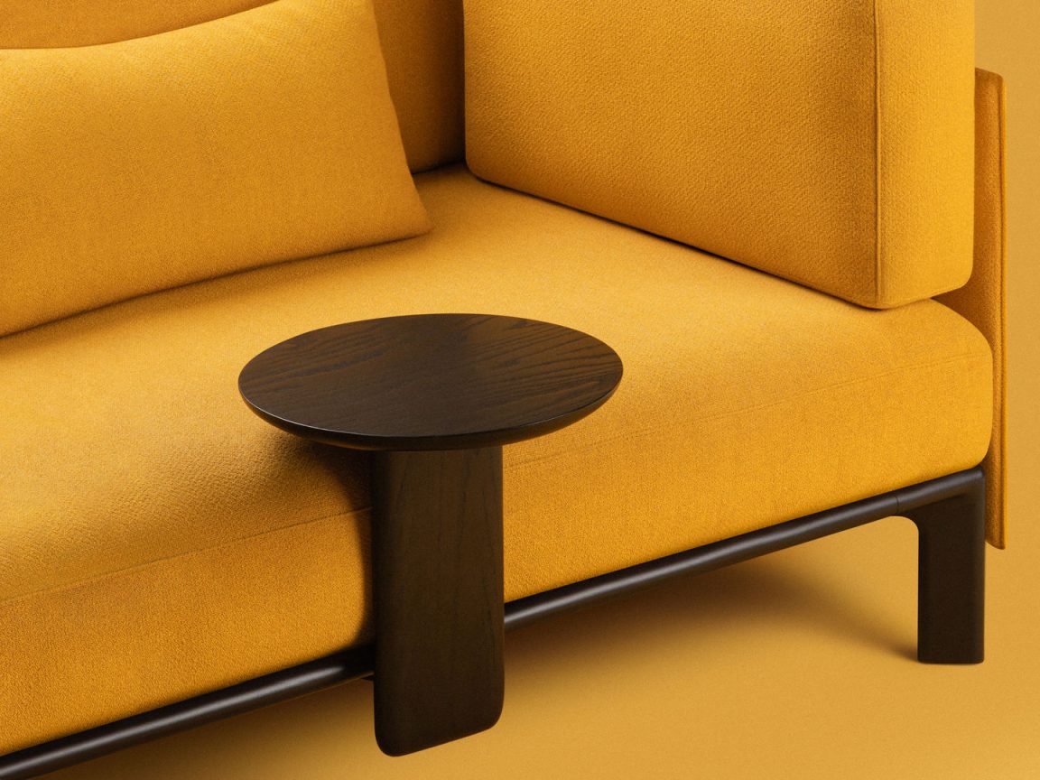 Vitra Anagram Anstecktisch aus dunklem Holz neben einem gelben Sofa, modernes Möbeldesign für Wohnzimmer.