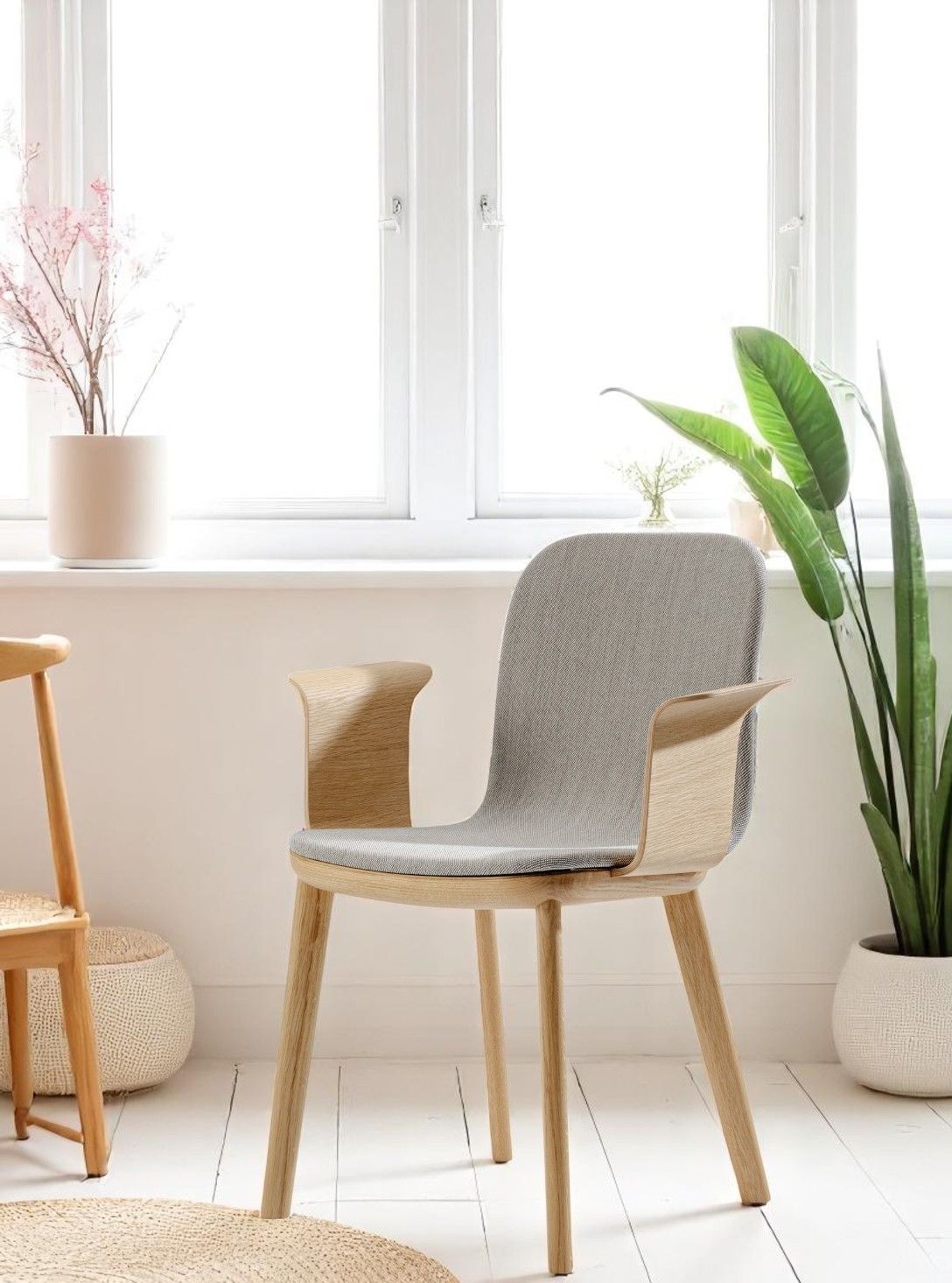 Aeon Comfort Chair Armlehnstuhl: Vollgepolsterter Stuhl mit Holzrahmen und grauem Stoffbezug vor hellem Fenster.