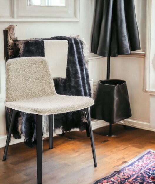 KN07 Stuhl von Knoll International mit beigem Stoffbezug und schwarzen Beinen. Design Stuhl.