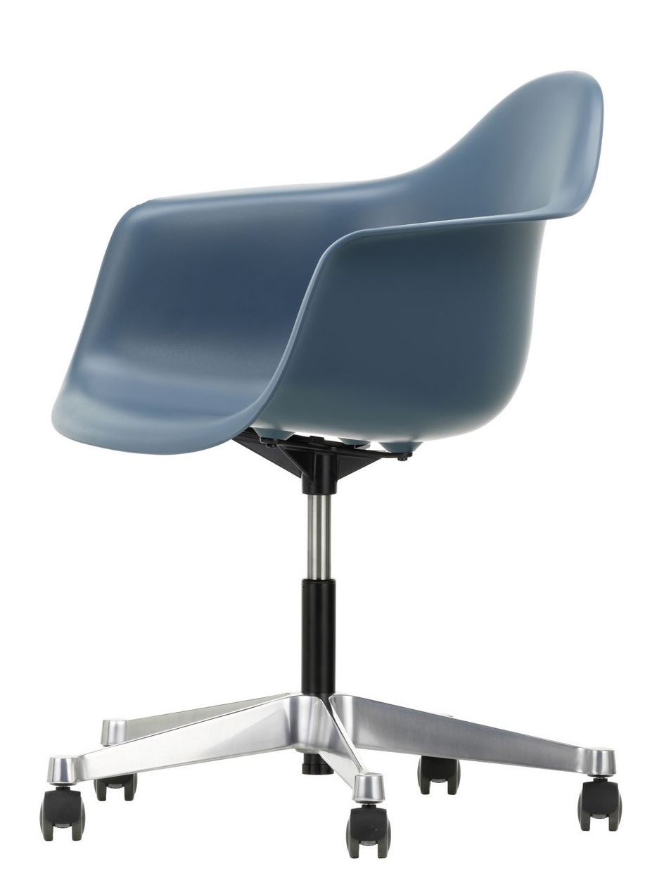 Blauer Eames Plastic Arm Chair von Vitra mit Rollen und verchromtem Gestell von der Seite.