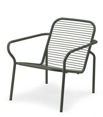 Normann Copenhagen Vig Lounge Chair Sessel für den Außenbereich, grünes Metallgestell mit horizontalen Streben.