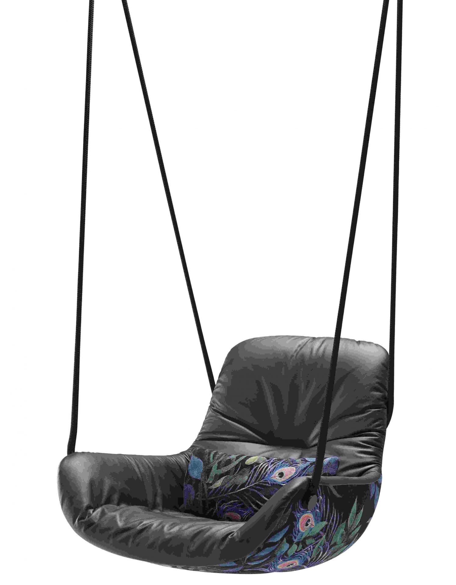 Leya Swing Seat von Freifrau Manufaktur, schwarzer Hängesessel mit gemustertem Kissen und Seilen.
