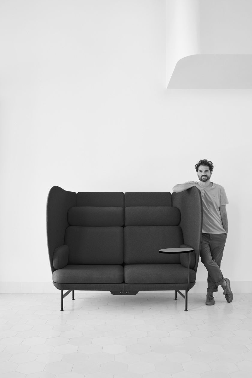 JH1002 Plenum Sofa von Fritz Hansen, 2-Sitzer in Grau mit hoher Rückenlehne und Beistelltisch.