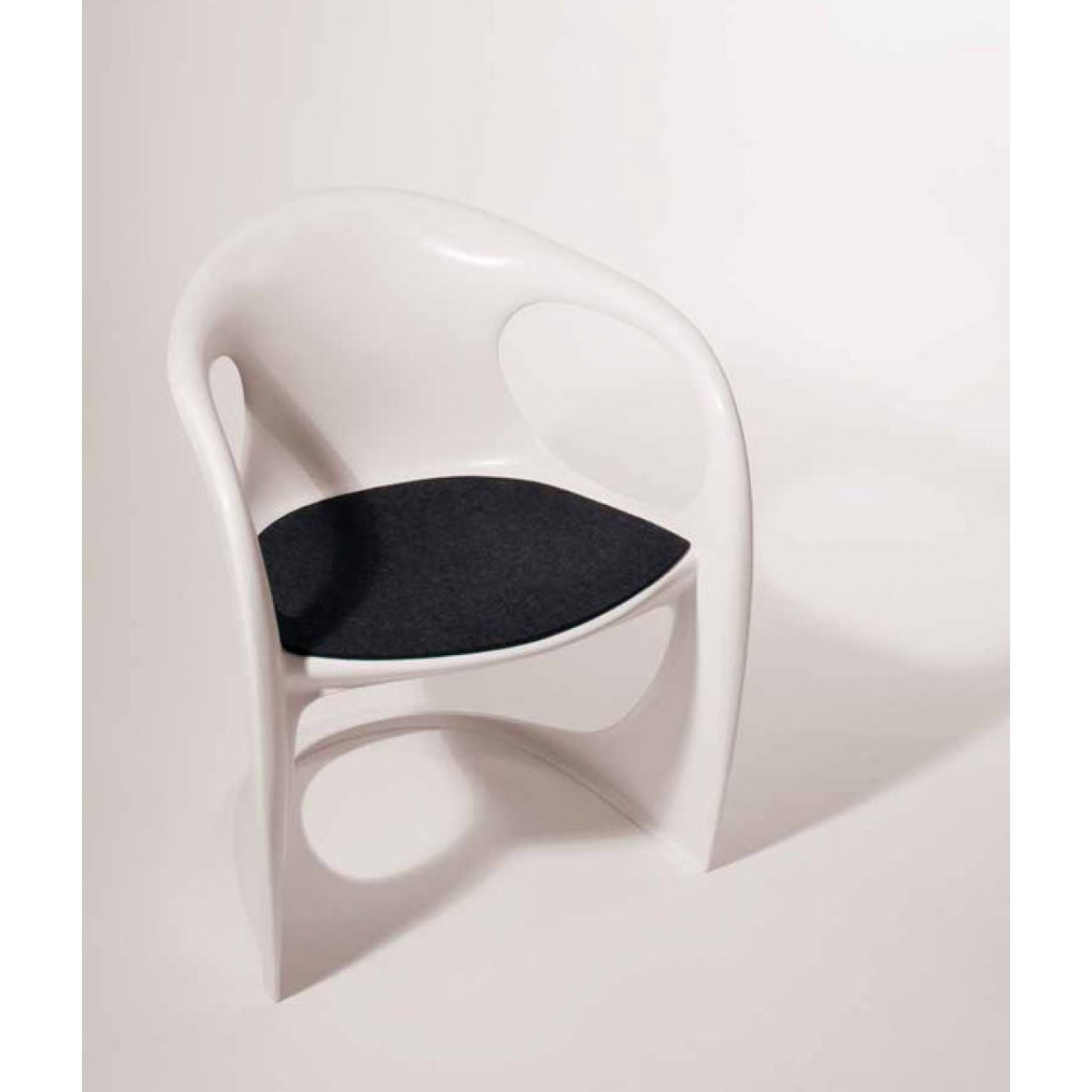 Weiße Casalino Armchair mit dunkelgrauer Filz Sitzauflage von Begge Parkhaus Berlin. Komfort und Design.