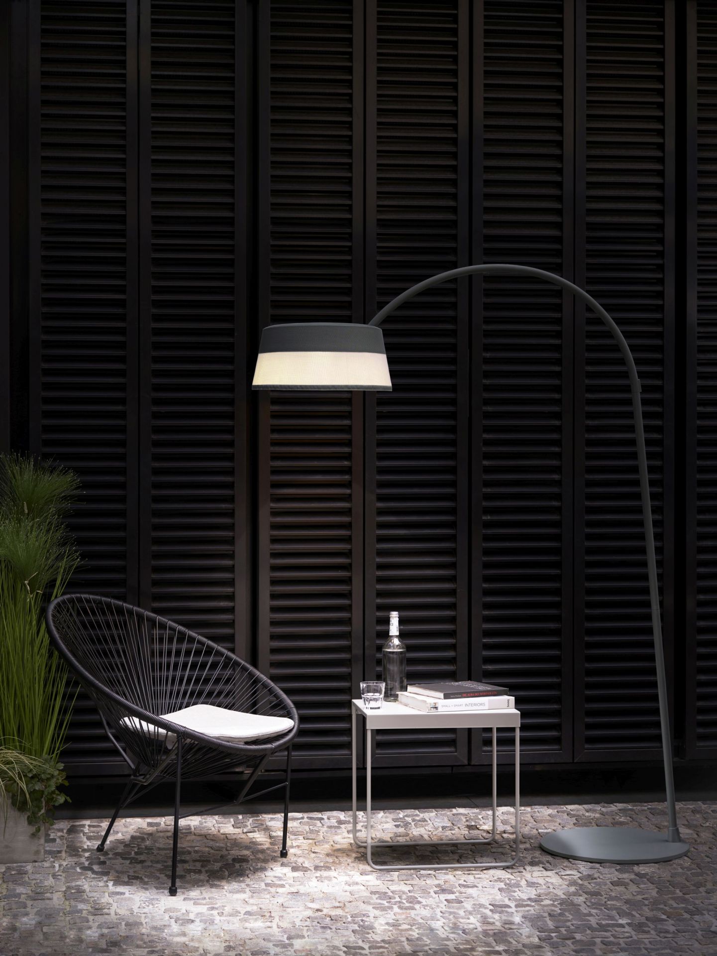 ISA-BELLE Solar Bogenleuchte von Moree, moderne Gartenleuchte mit Solarpanel und warmweißem Licht.