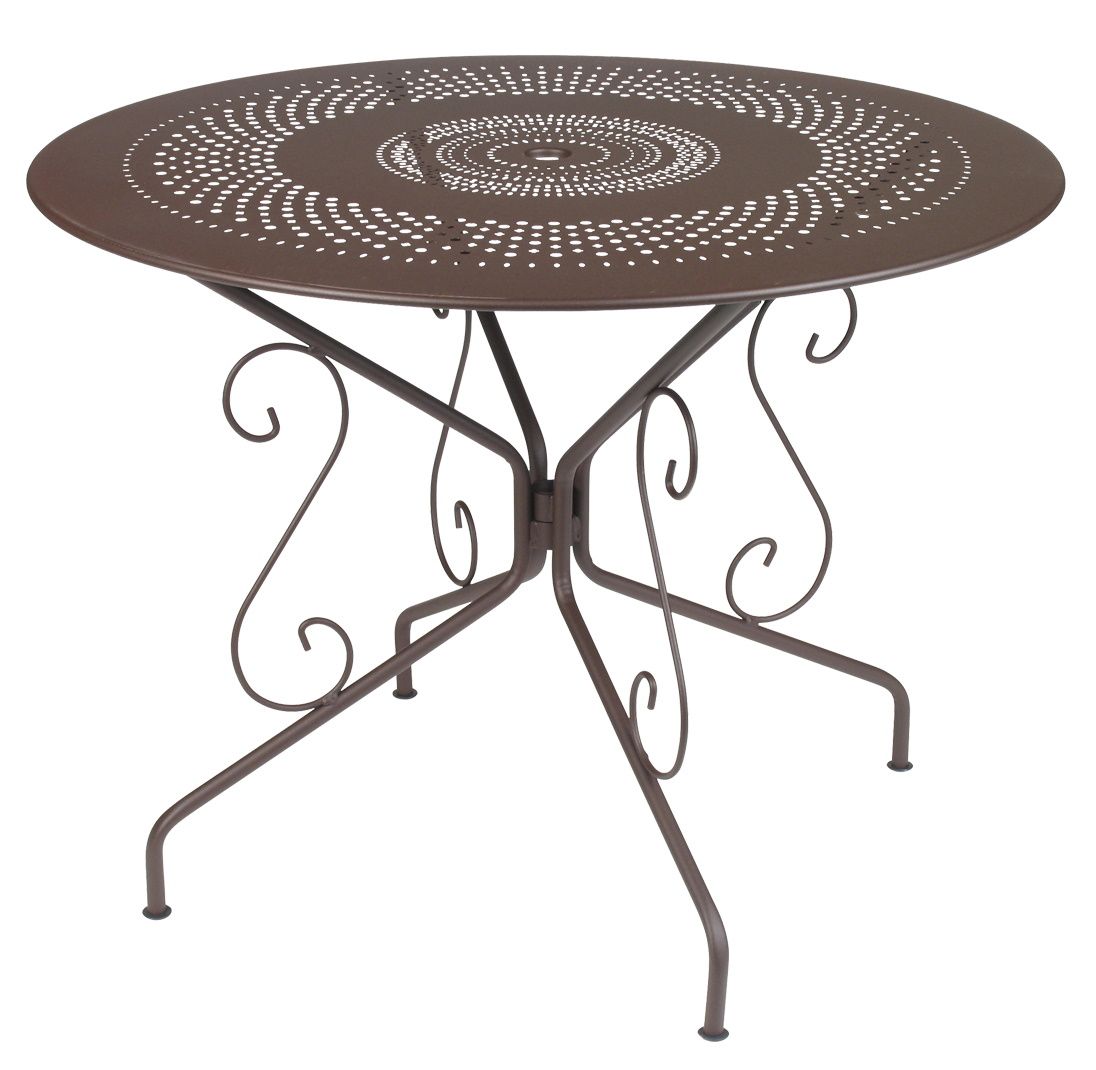 Brauner Montmartre Gartentisch von Fermob mit rundem Tischblatt und filigranem, verschnörkeltem Metallgestell.