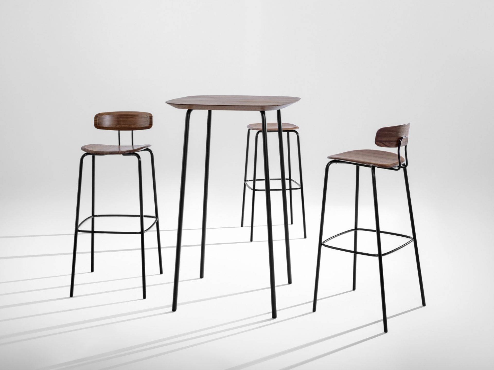 Okito Barhocker und Bartisch von Zeitraum mit schwarzem Gestell und Holzsitzen.