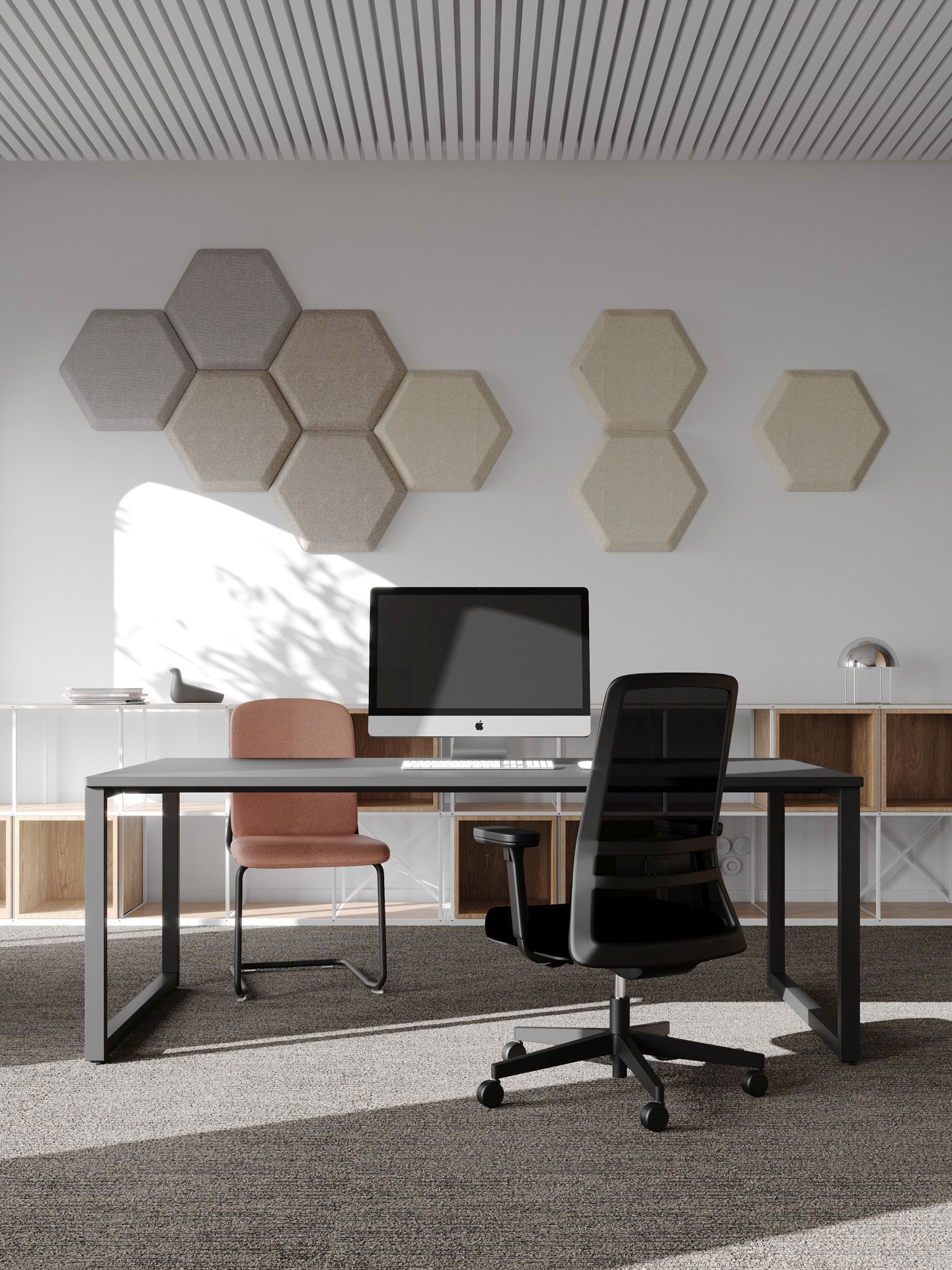Modernes Büro mit hens HS 231 Stuhl und schwarzem Bürostuhl von Bejot am Schreibtisch.