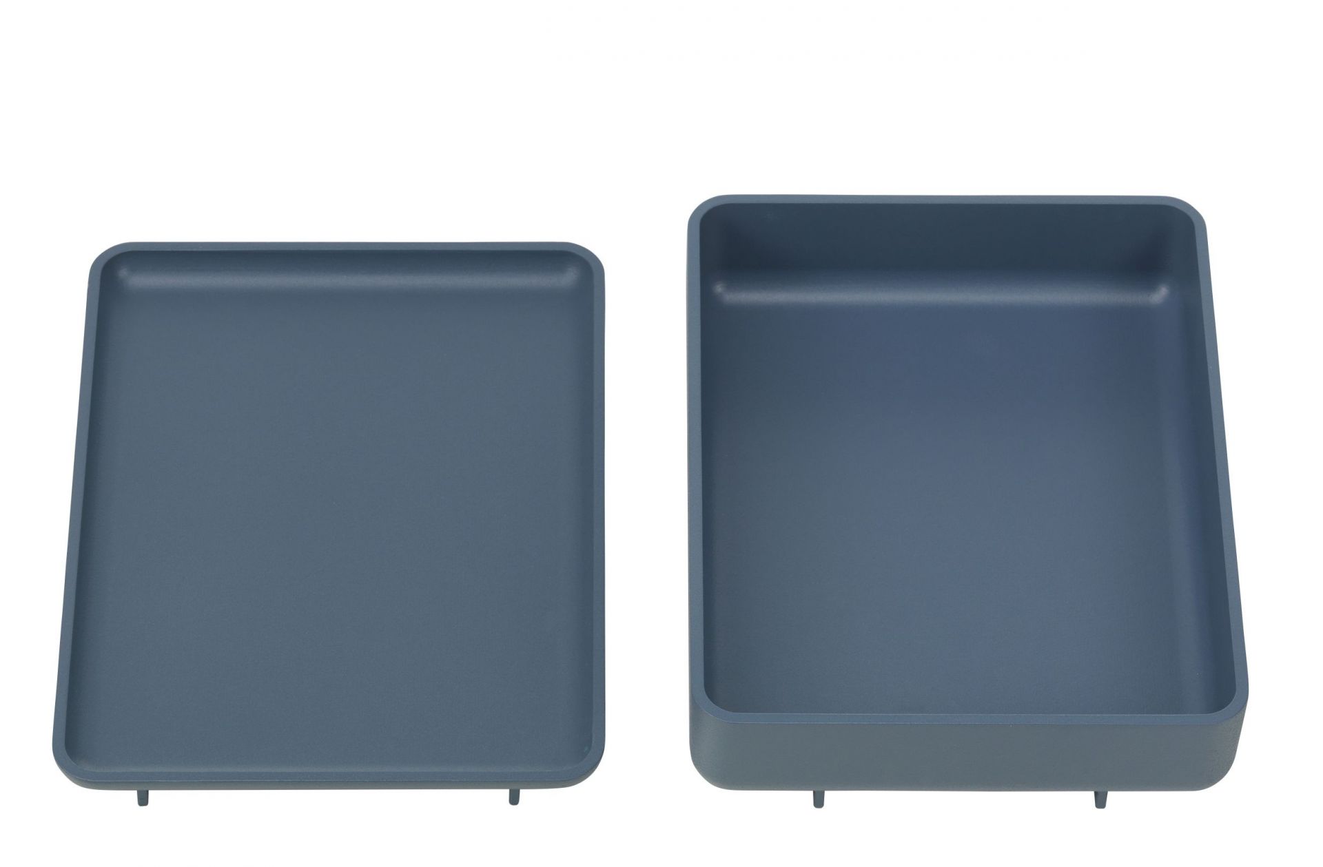 Vitra Drop Box Tray Set, zwei blaue Organizer-Schalen aus Kunststoff, ideal für Büro und Zuhause.