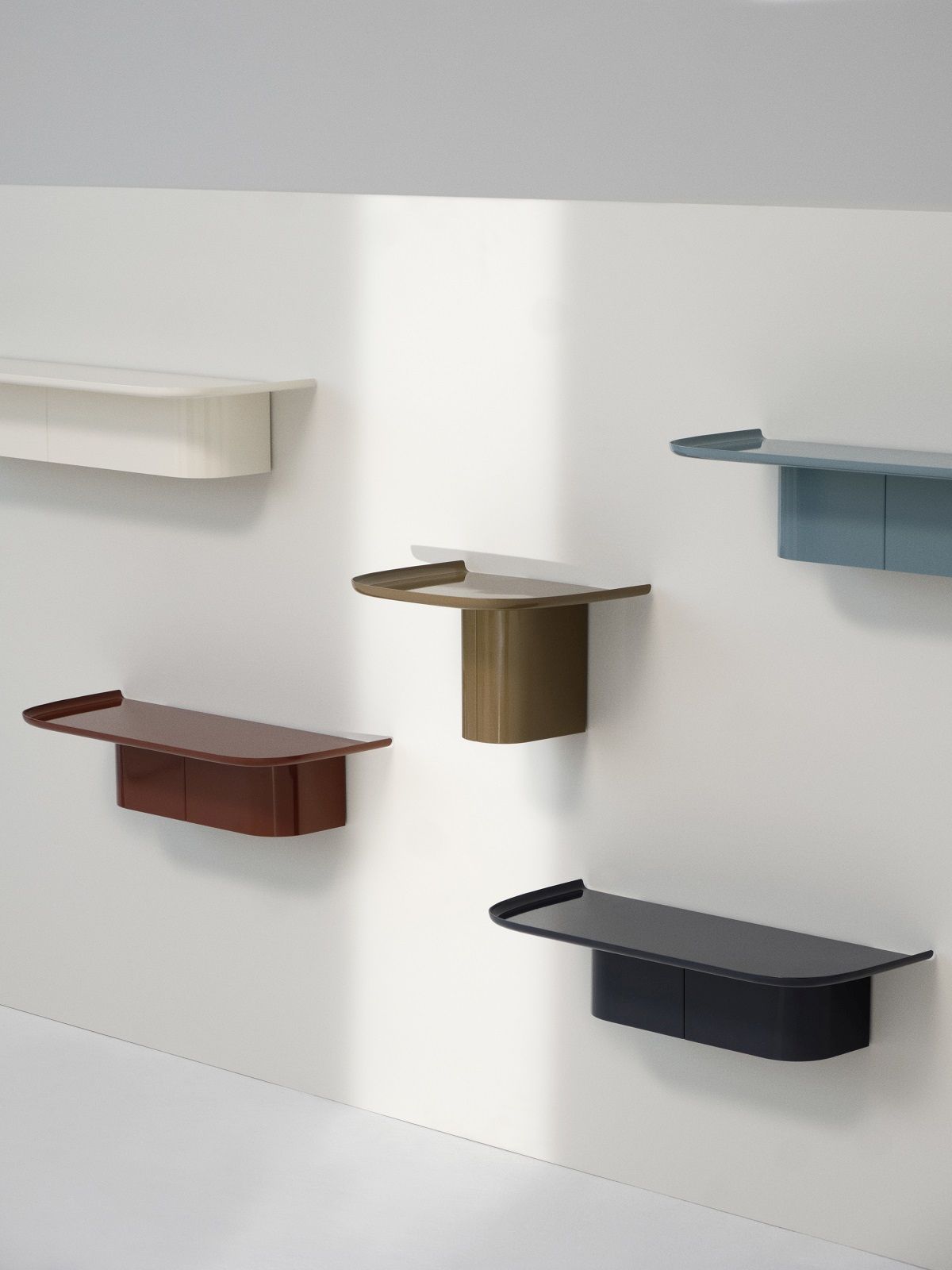 Mehrere farbige Hay Korpus Wandregale mit Haken an einer weißen Wand, modernes Design.